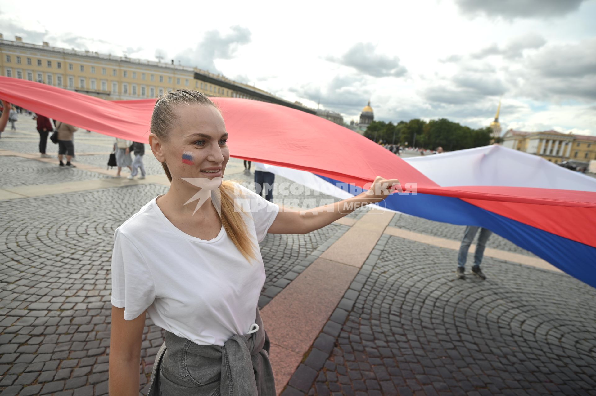20-метровый флаг России на Дворцовой площади в Петербурге