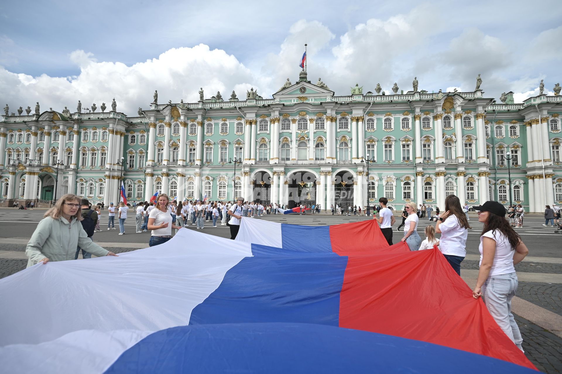 20-метровый флаг России на Дворцовой площади в Петербурге