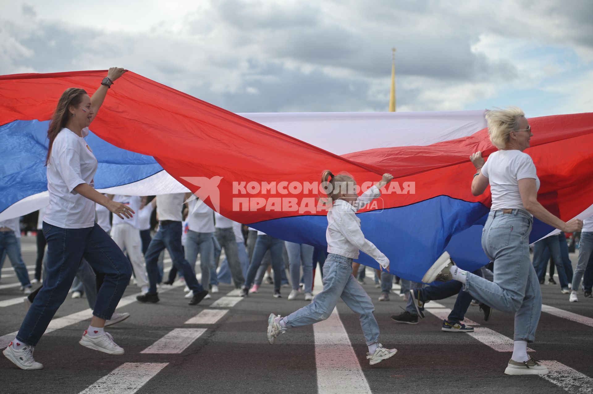 20-метровый флаг России на Дворцовой площади в Петербурге