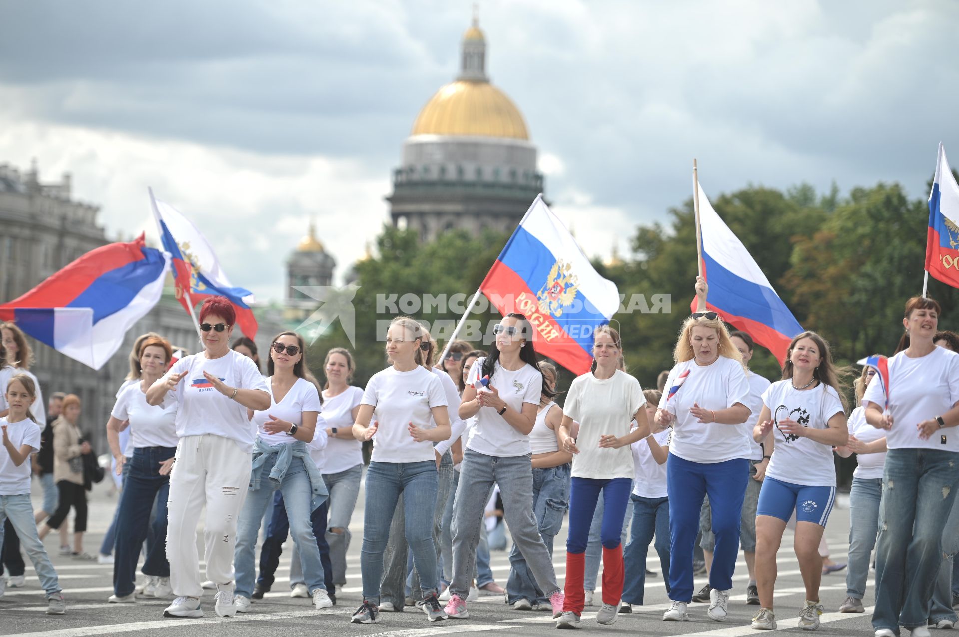 20-метровый флаг России на Дворцовой площади в Петербурге