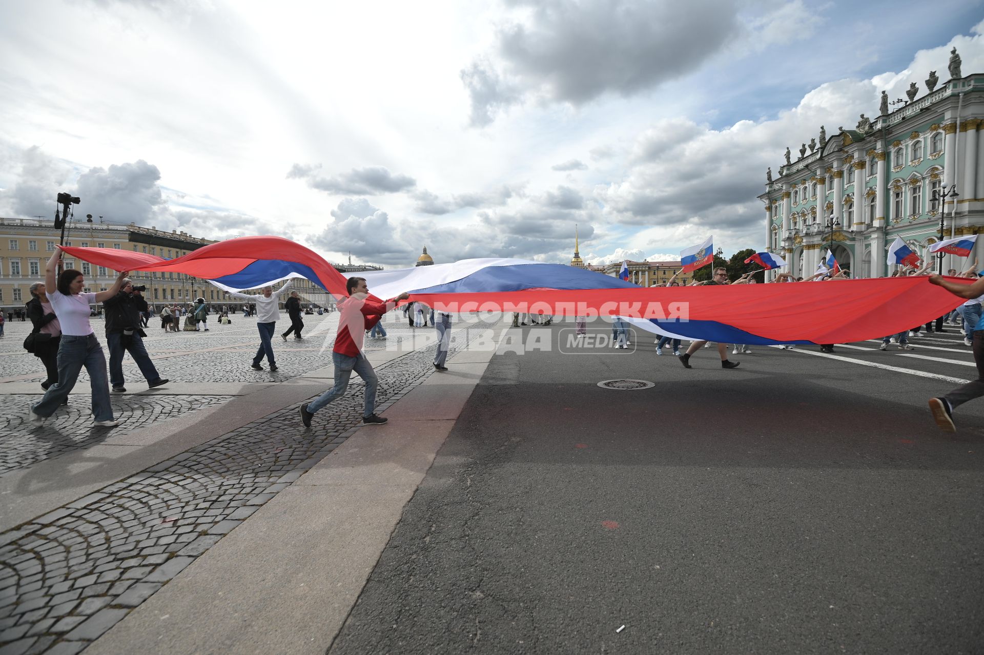 20-метровый флаг России на Дворцовой площади в Петербурге