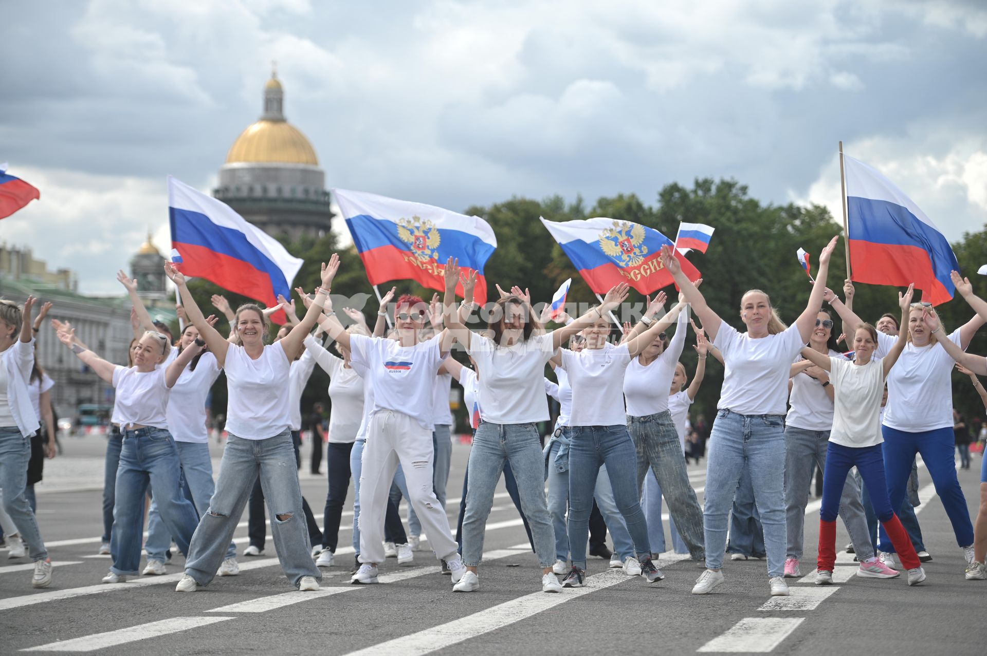 20-метровый флаг России на Дворцовой площади в Петербурге