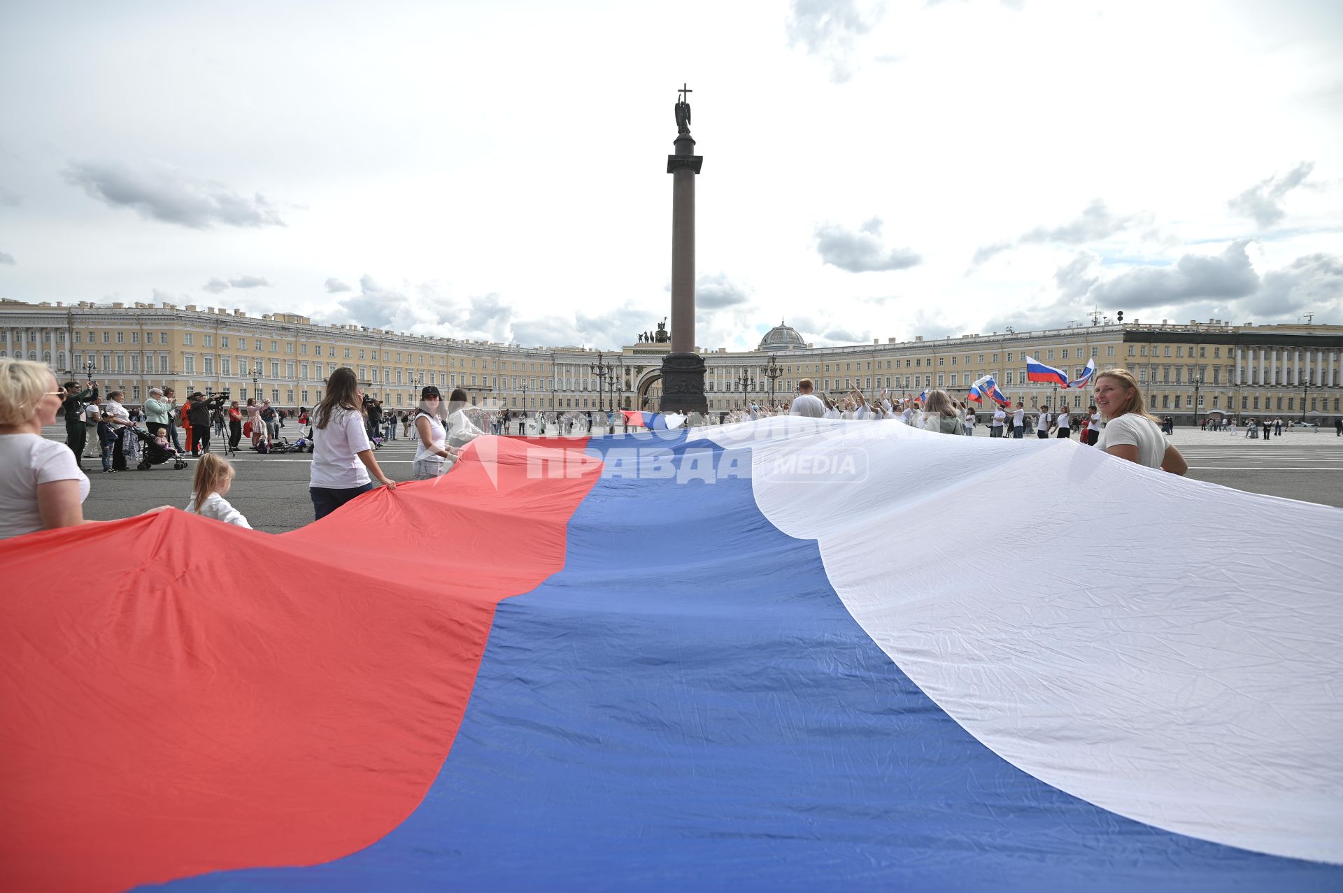 20-метровый флаг России на Дворцовой площади в Петербурге