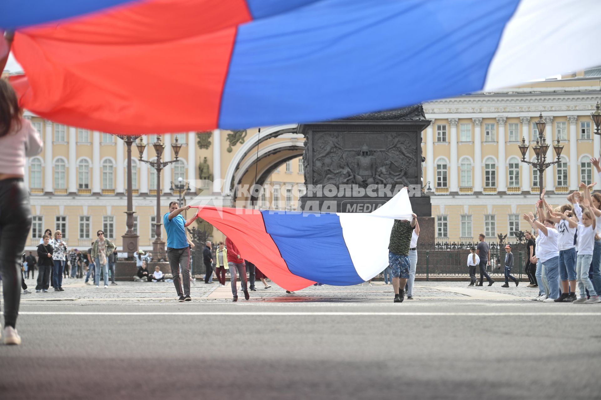 20-метровый флаг России на Дворцовой площади в Петербурге