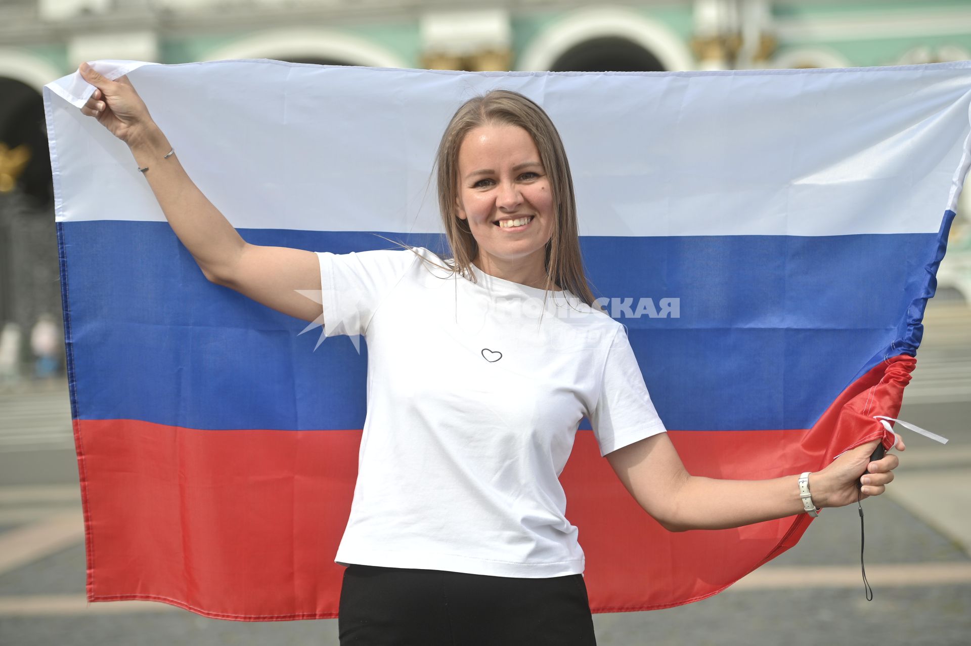 20-метровый флаг России на Дворцовой площади в Петербурге