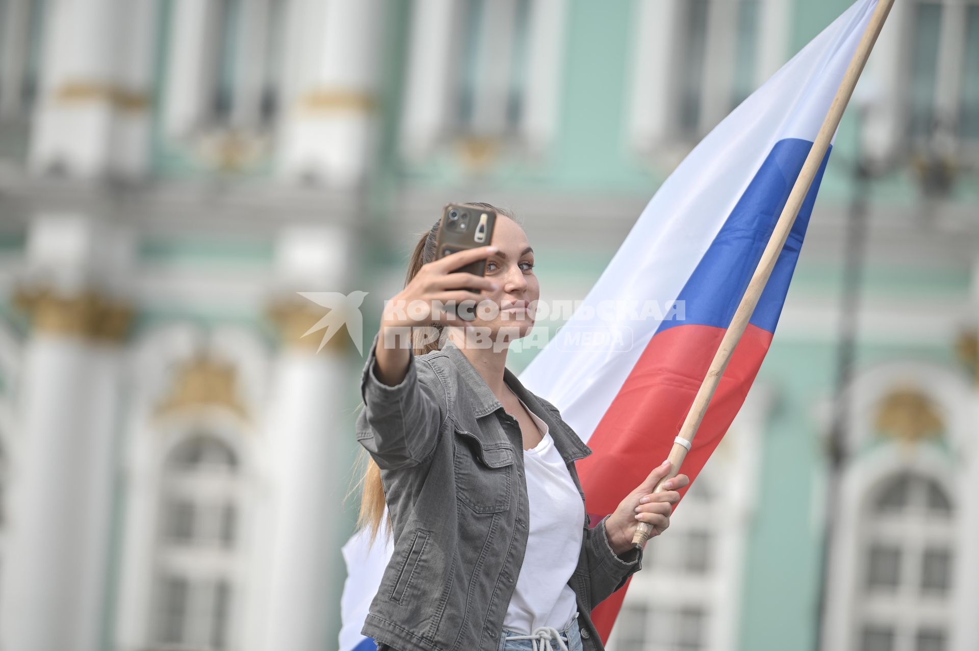 20-метровый флаг России на Дворцовой площади в Петербурге