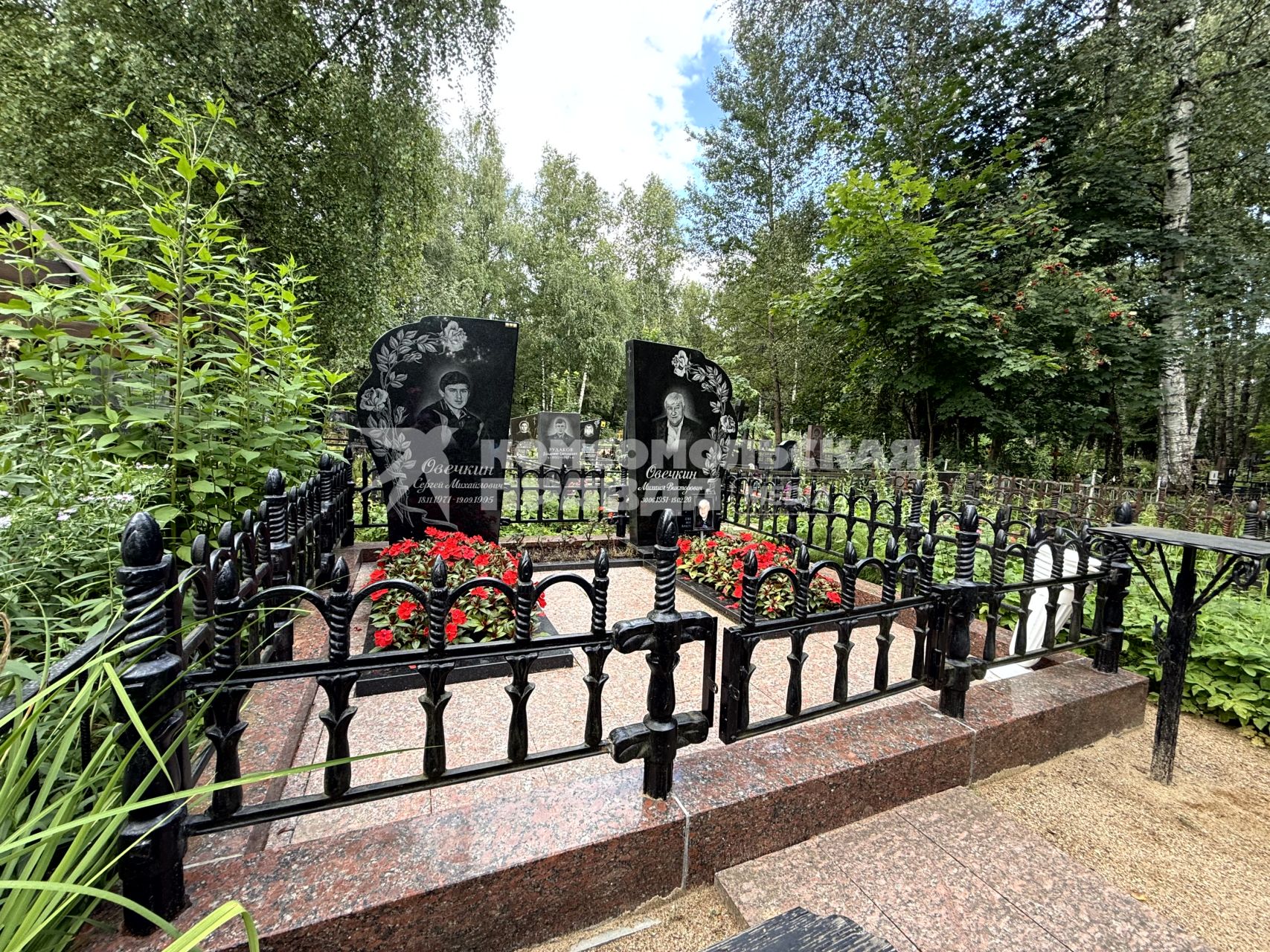 Могилы отца и брата хоккеиста Александра Овечкина на Долгопрудненском кладбище