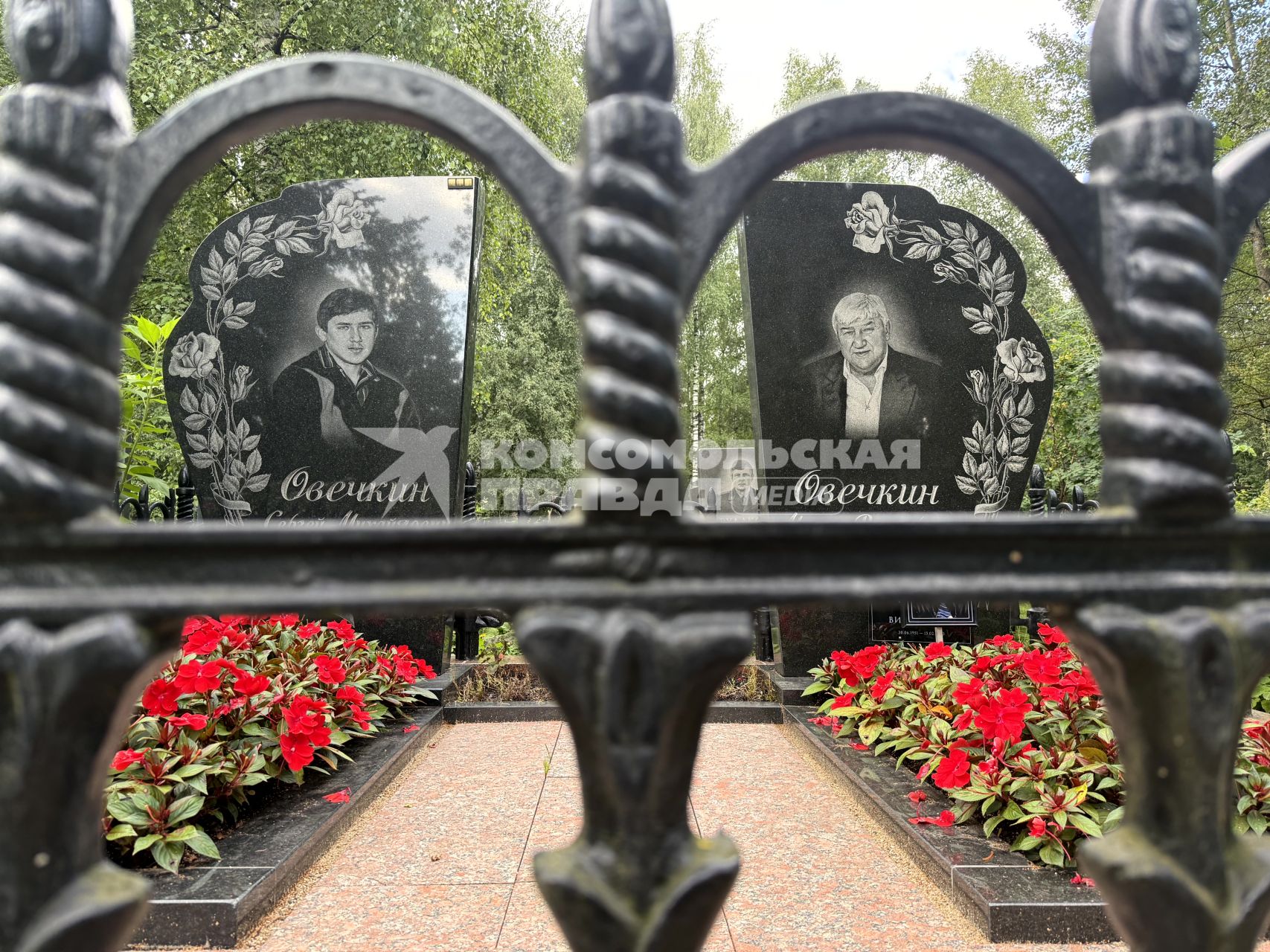 Могилы отца и брата хоккеиста Александра Овечкина на Долгопрудненском кладбище