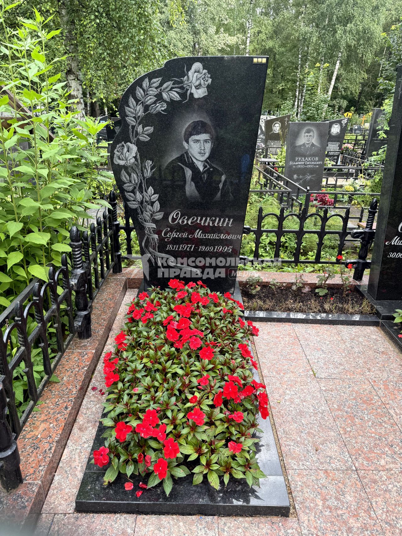 Могилы отца и брата хоккеиста Александра Овечкина на Долгопрудненском кладбище