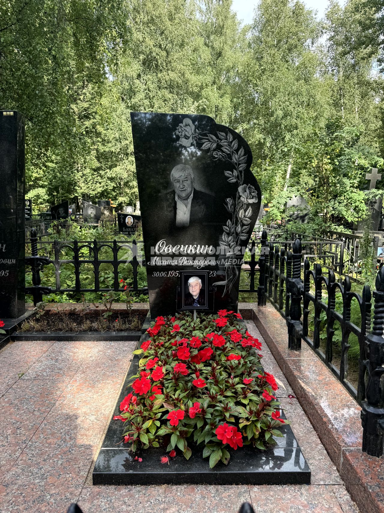 Могилы отца и брата хоккеиста Александра Овечкина на Долгопрудненском кладбище
