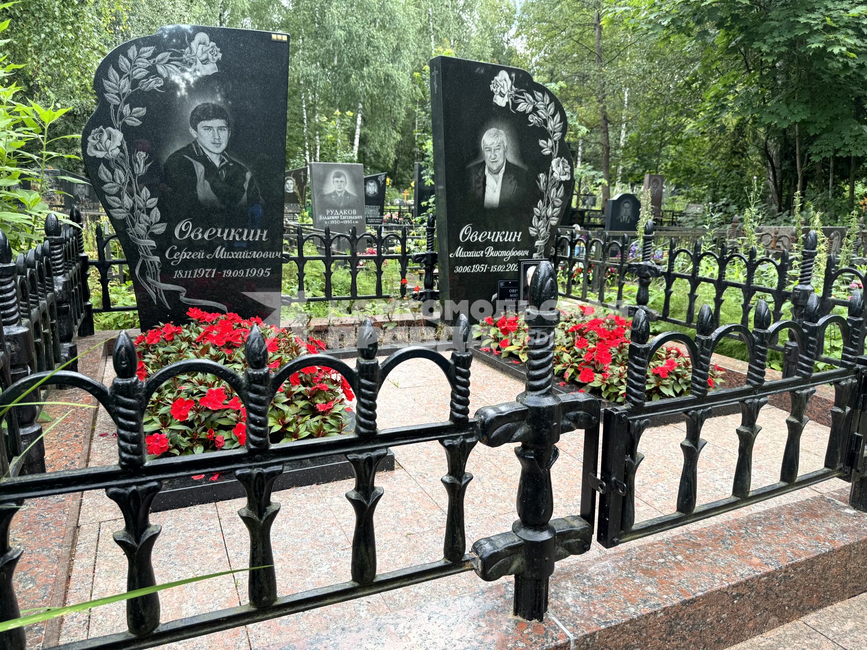 Могилы отца и брата хоккеиста Александра Овечкина на Долгопрудненском кладбище