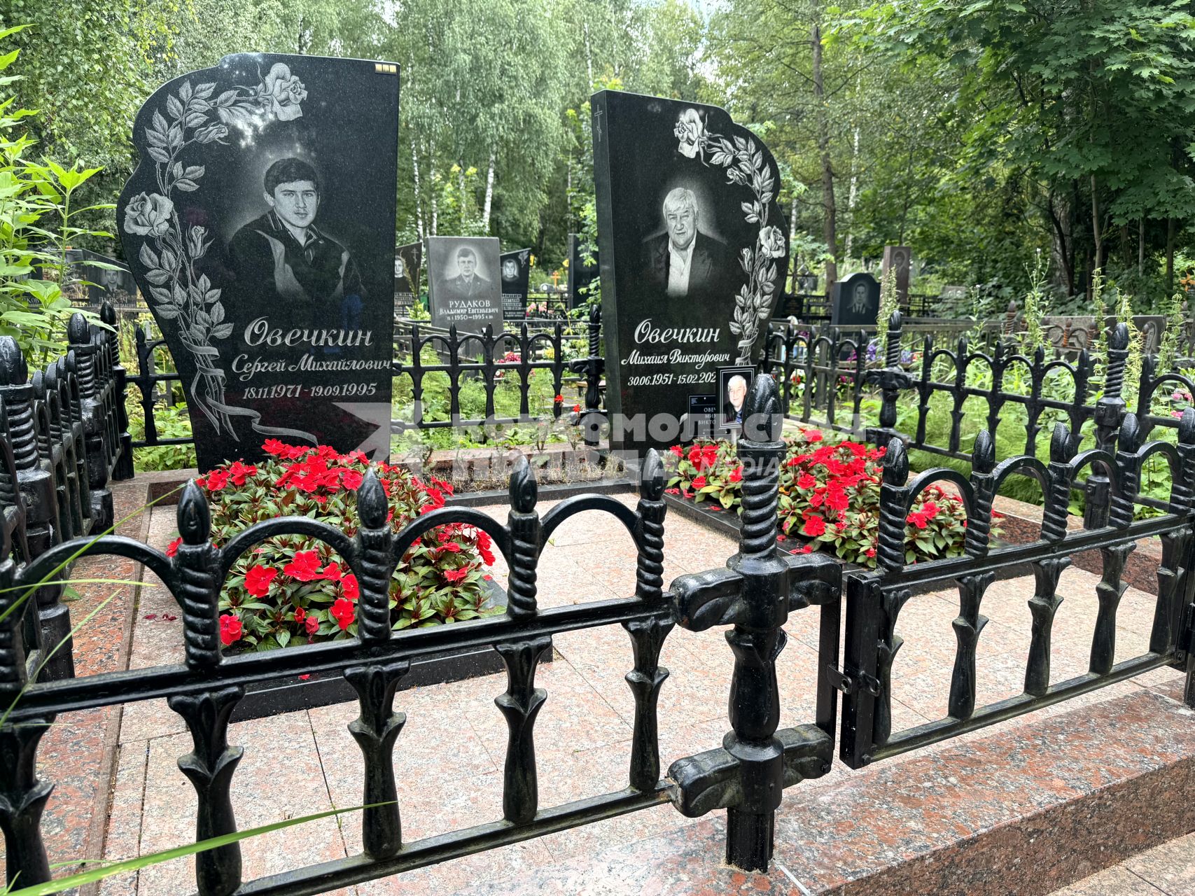 Могилы отца и брата хоккеиста Александра Овечкина на Долгопрудненском кладбище