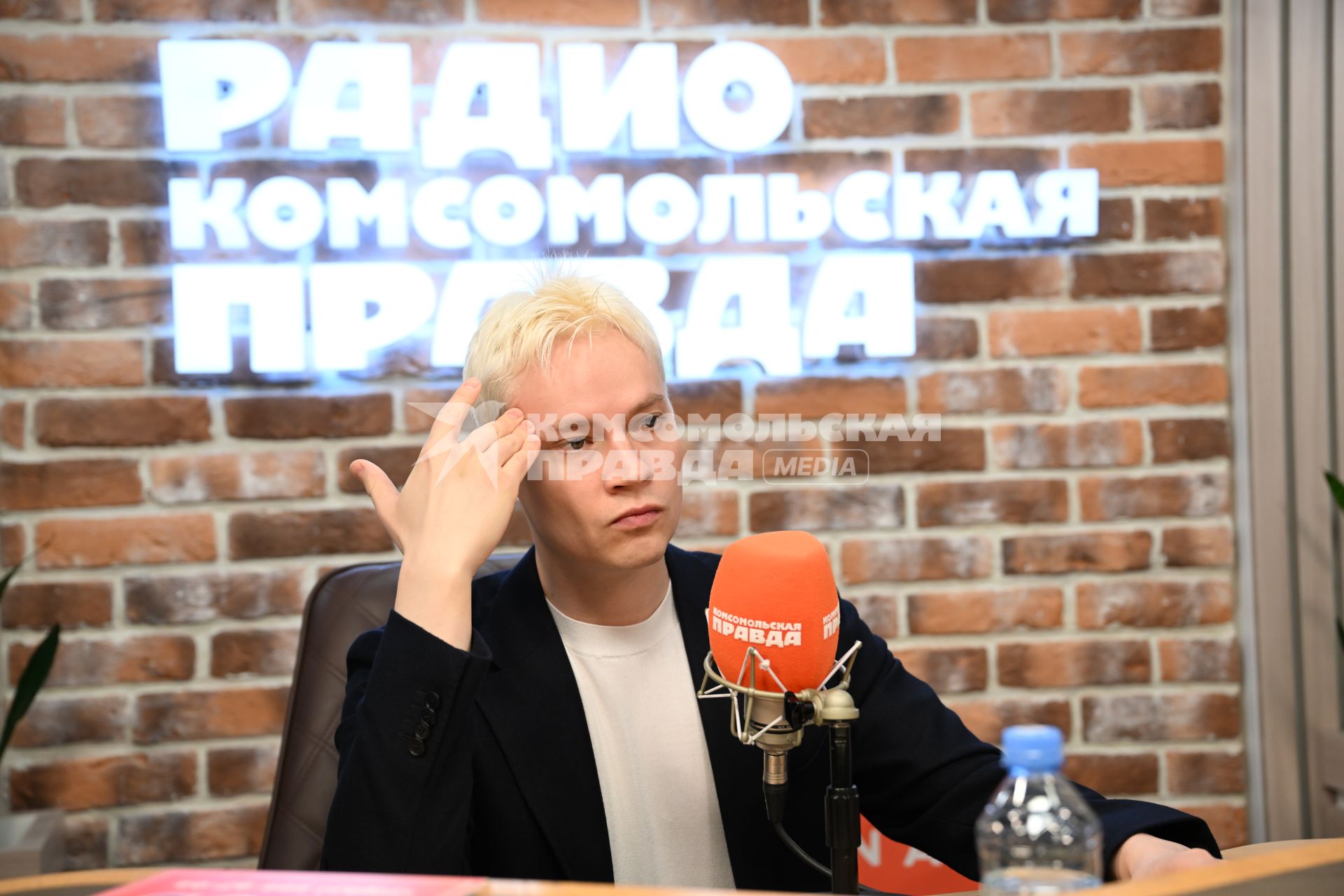 Певец Ярослав Дронов (Shaman) на радио `Комсомольская правда`