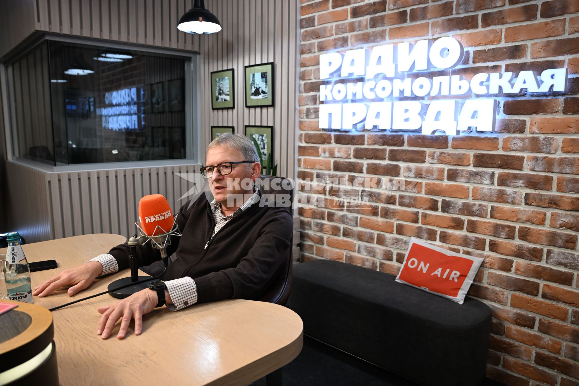 Борис Титов на радиостанции Комсомольская правда\"