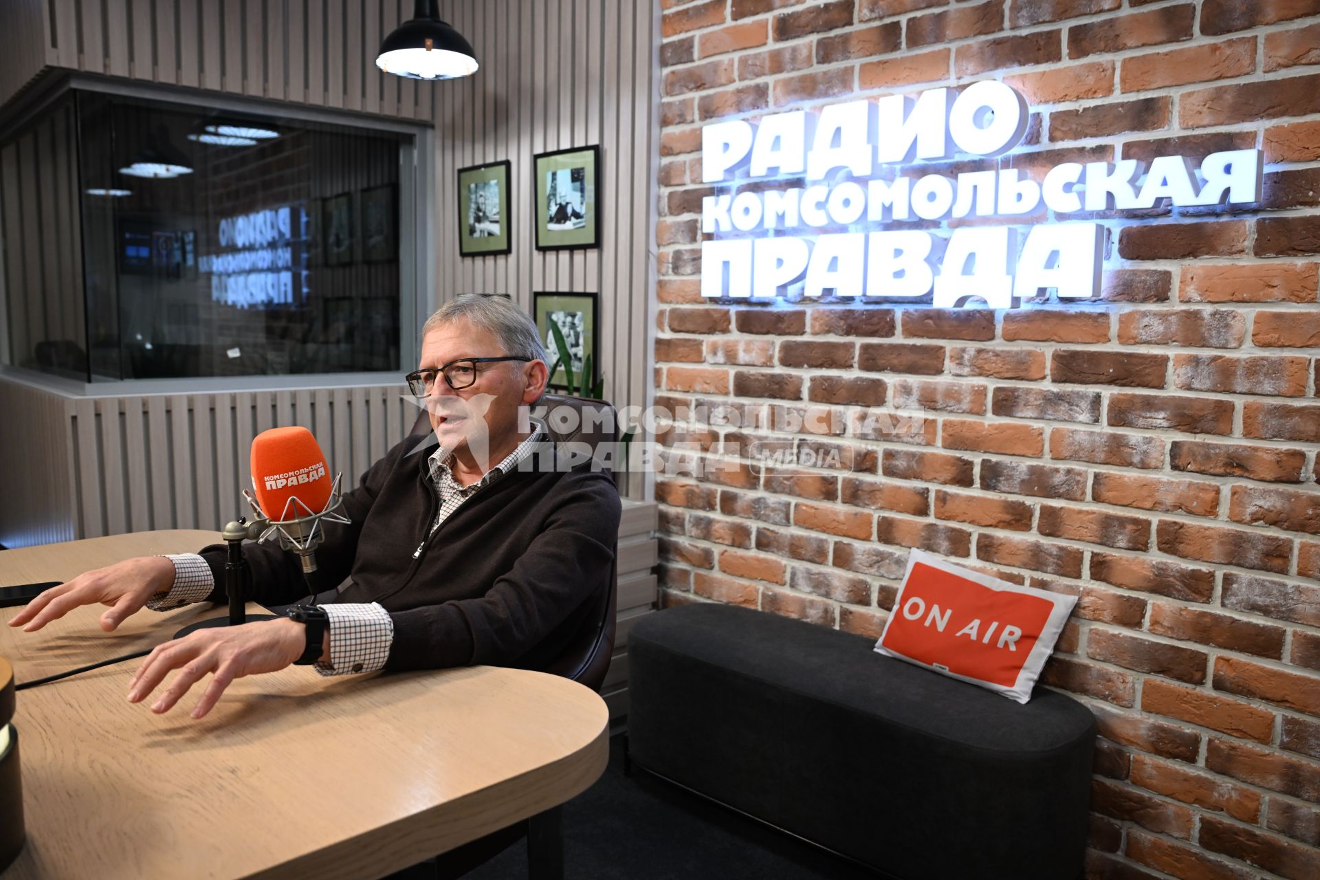 Борис Титов на радиостанции Комсомольская правда\"