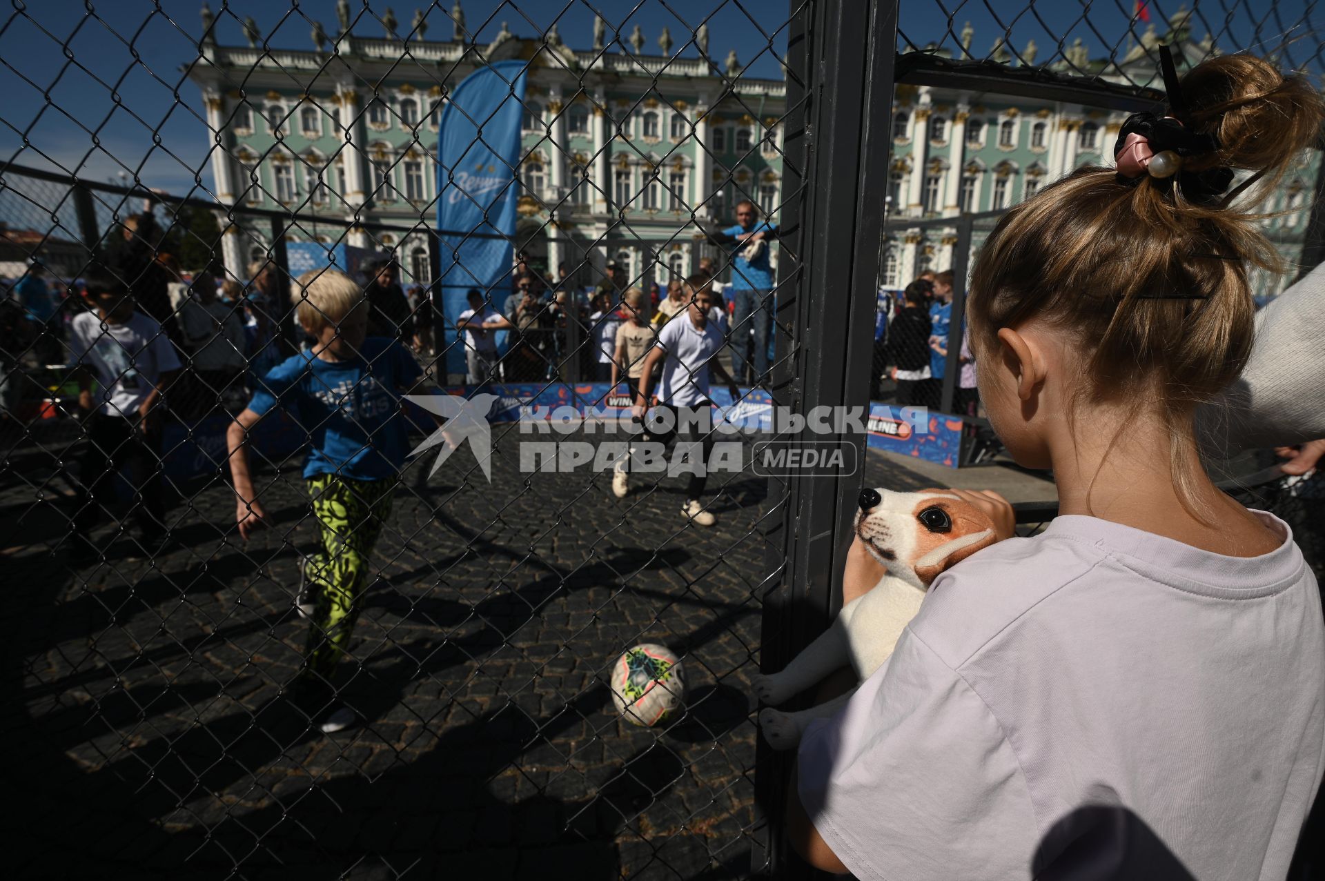 Открытая тренировка ФК Зенит\" на Дворцовой площади Петербурга