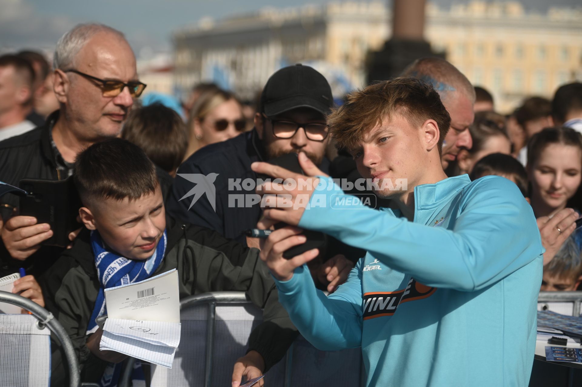 Открытая тренировка ФК Зенит на Дворцовой площади в Петербурге
