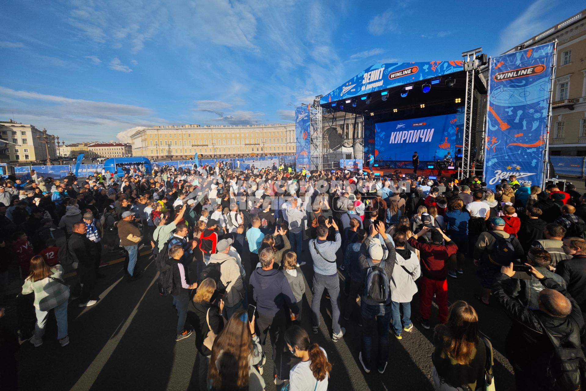 Открытая тренировка ФК Зенит на Дворцовой площади в Петербурге