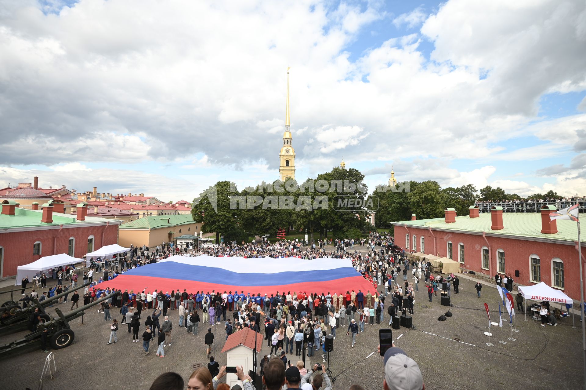Празднование дня флага России в Санкт-Петербурге