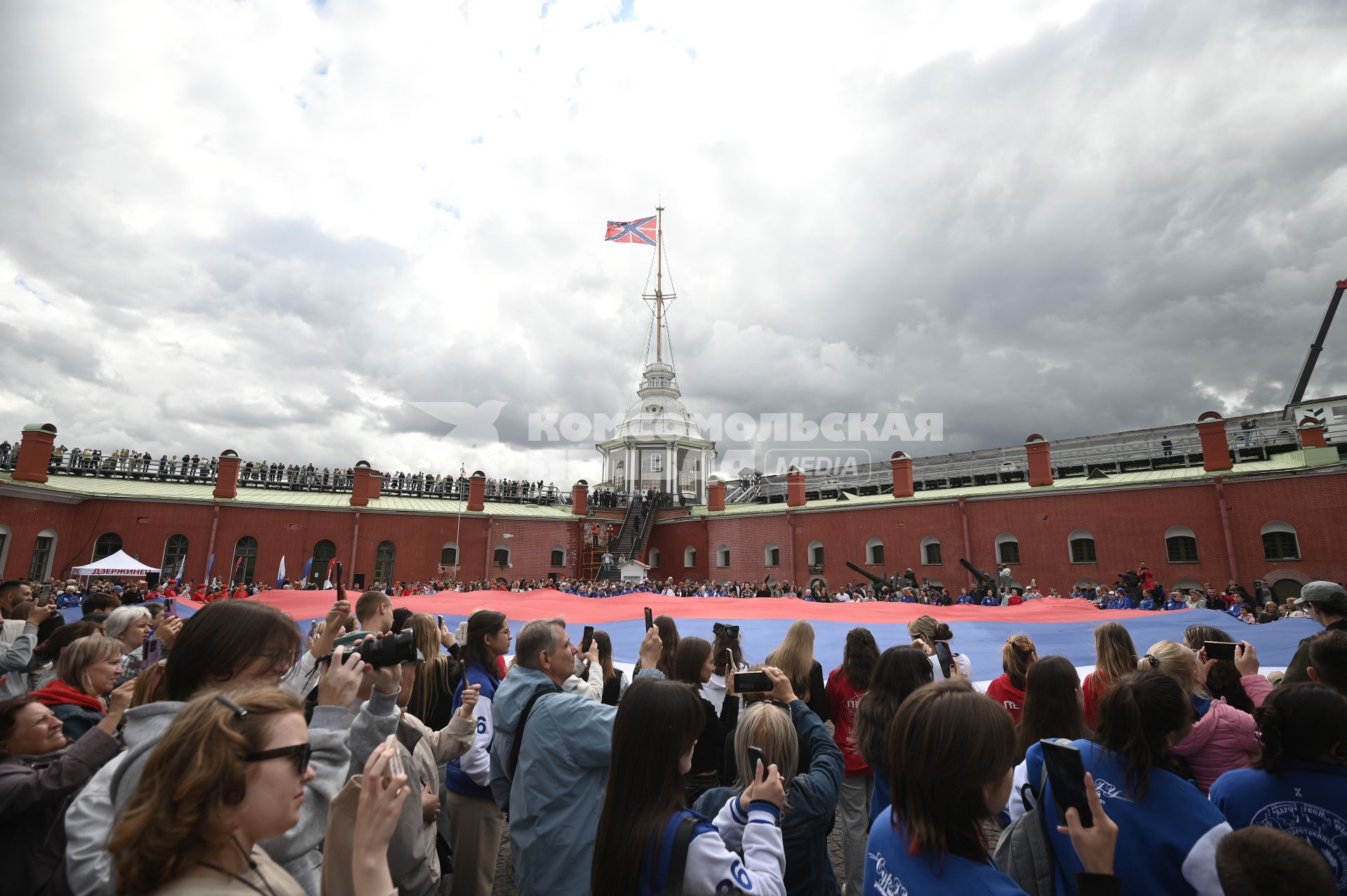 Празднование дня флага России в Санкт-Петербурге