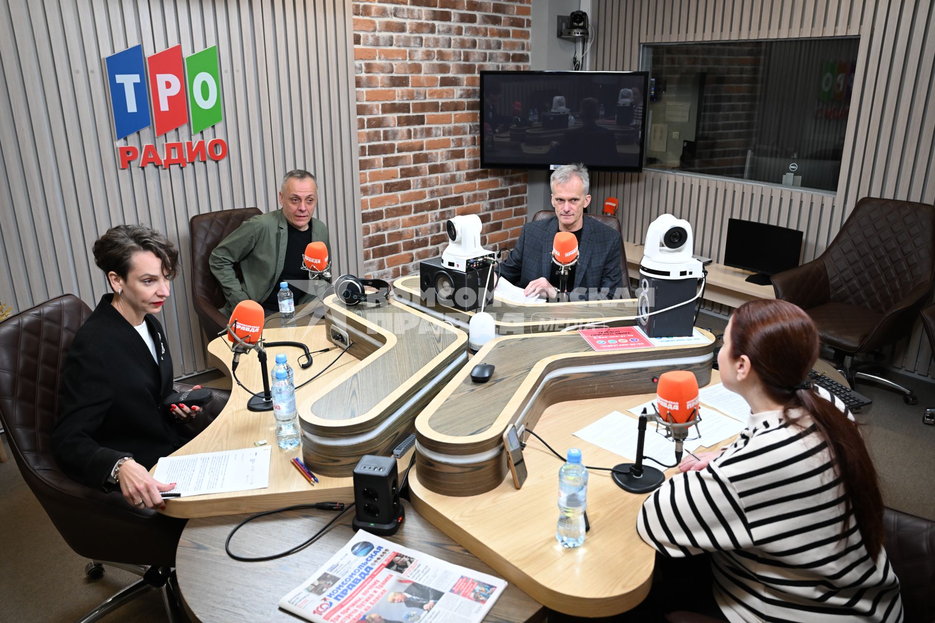 Татьяна Восковская,  Сергей  Кайкин и Денис Давыдов на радиостанции Комсомольская правда\"