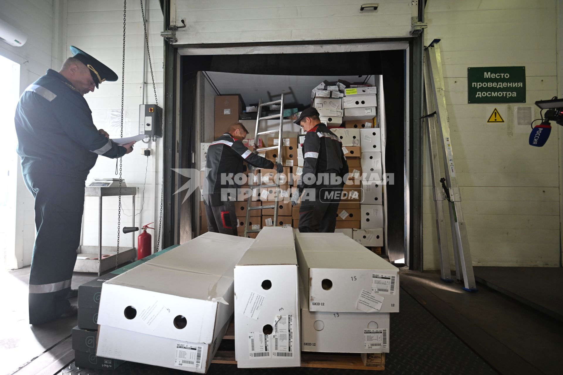 Досмотр цветочной продукции в зоне таможенного контроля в Химках