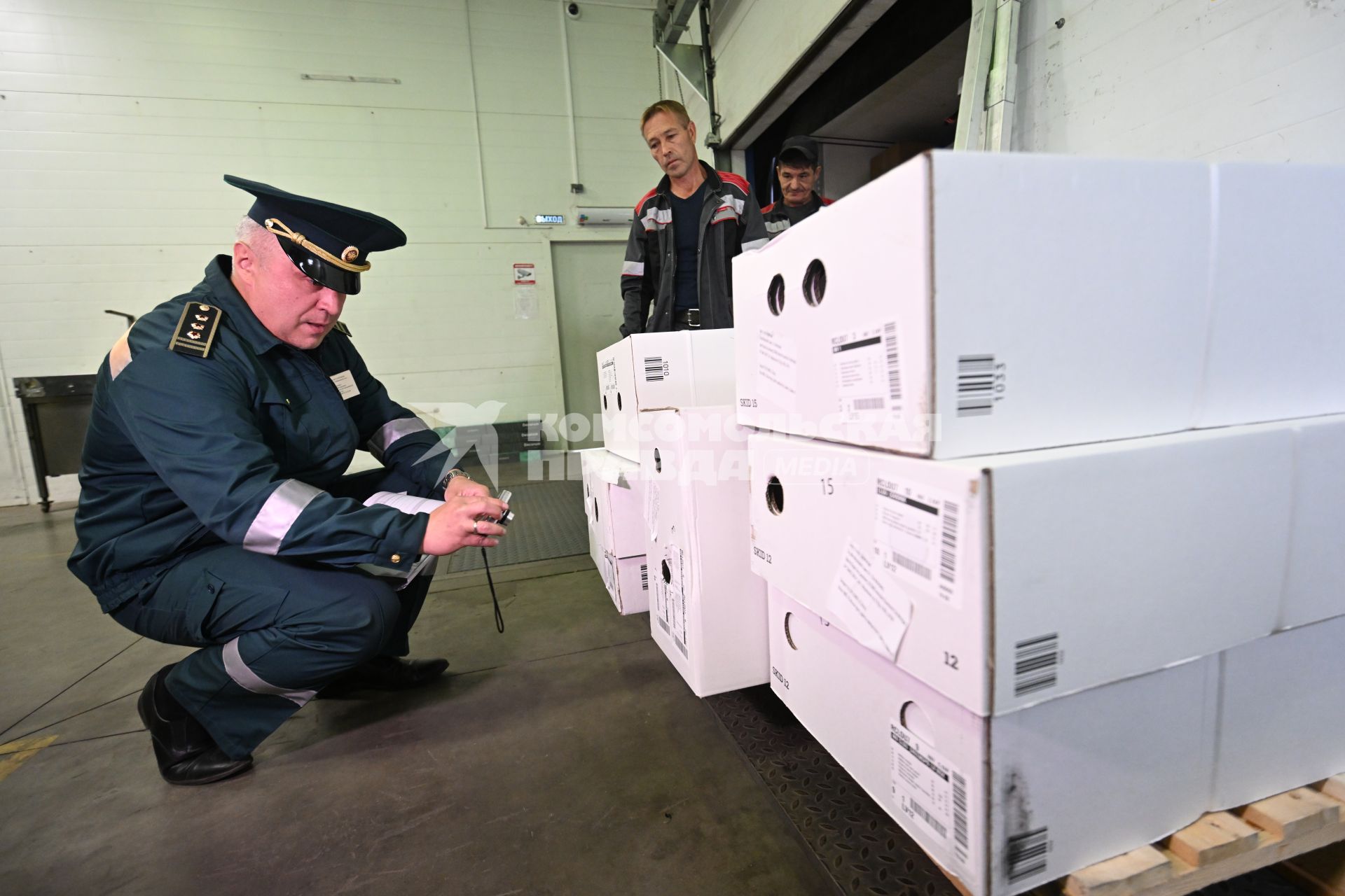 Досмотр цветочной продукции в зоне таможенного контроля в Химках