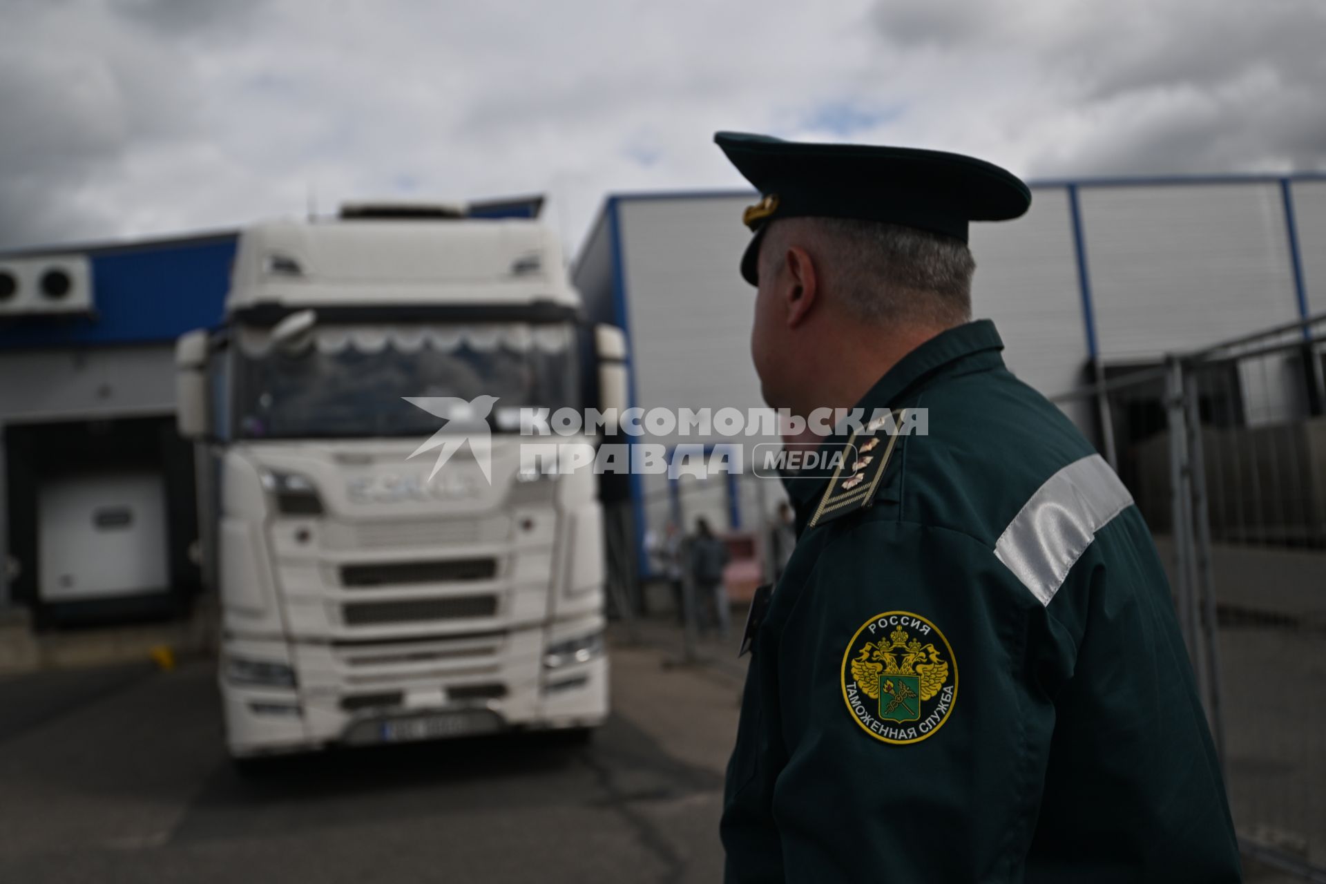 Досмотр цветочной продукции в зоне таможенного контроля в Химках