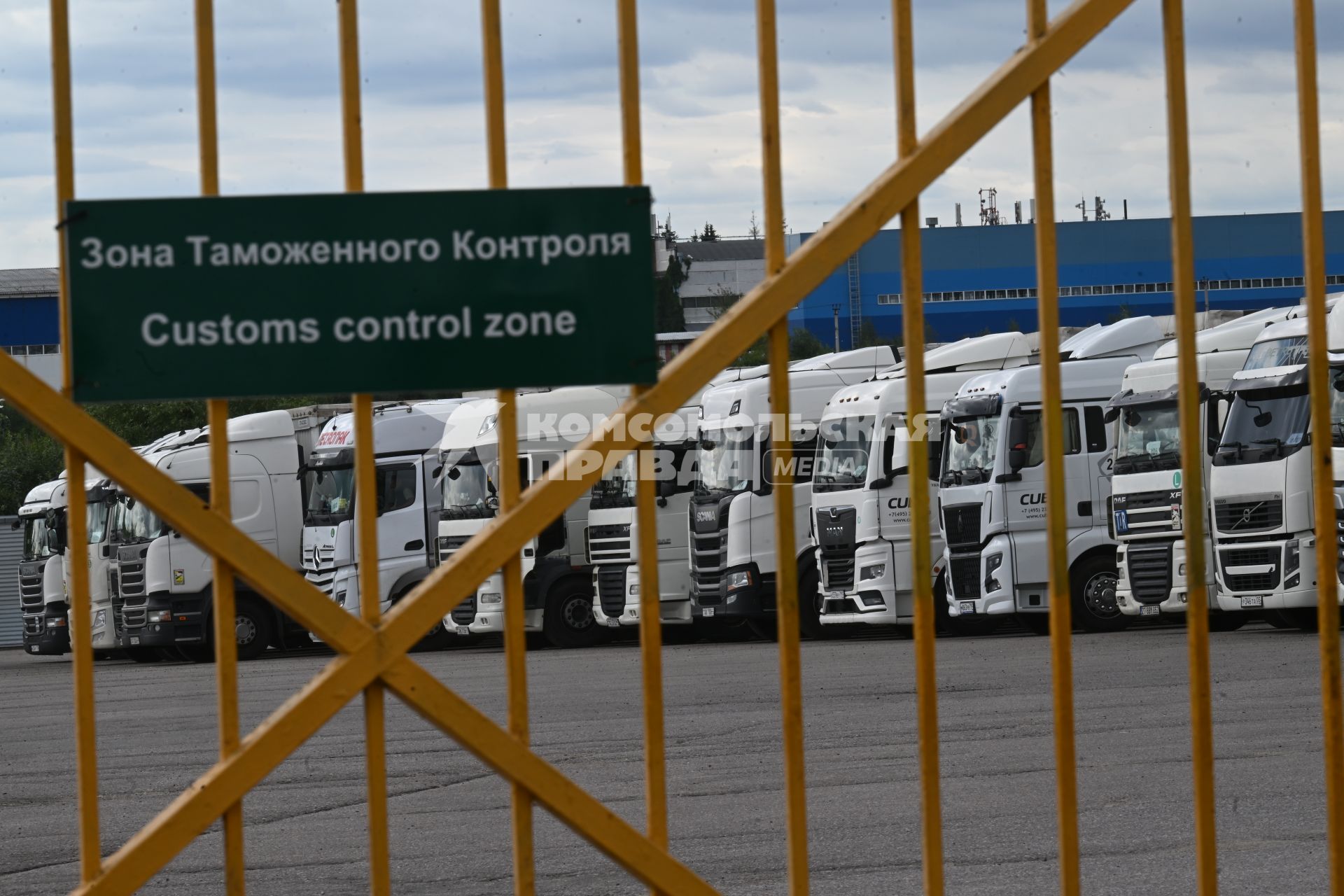 Досмотр цветочной продукции в зоне таможенного контроля в Химках