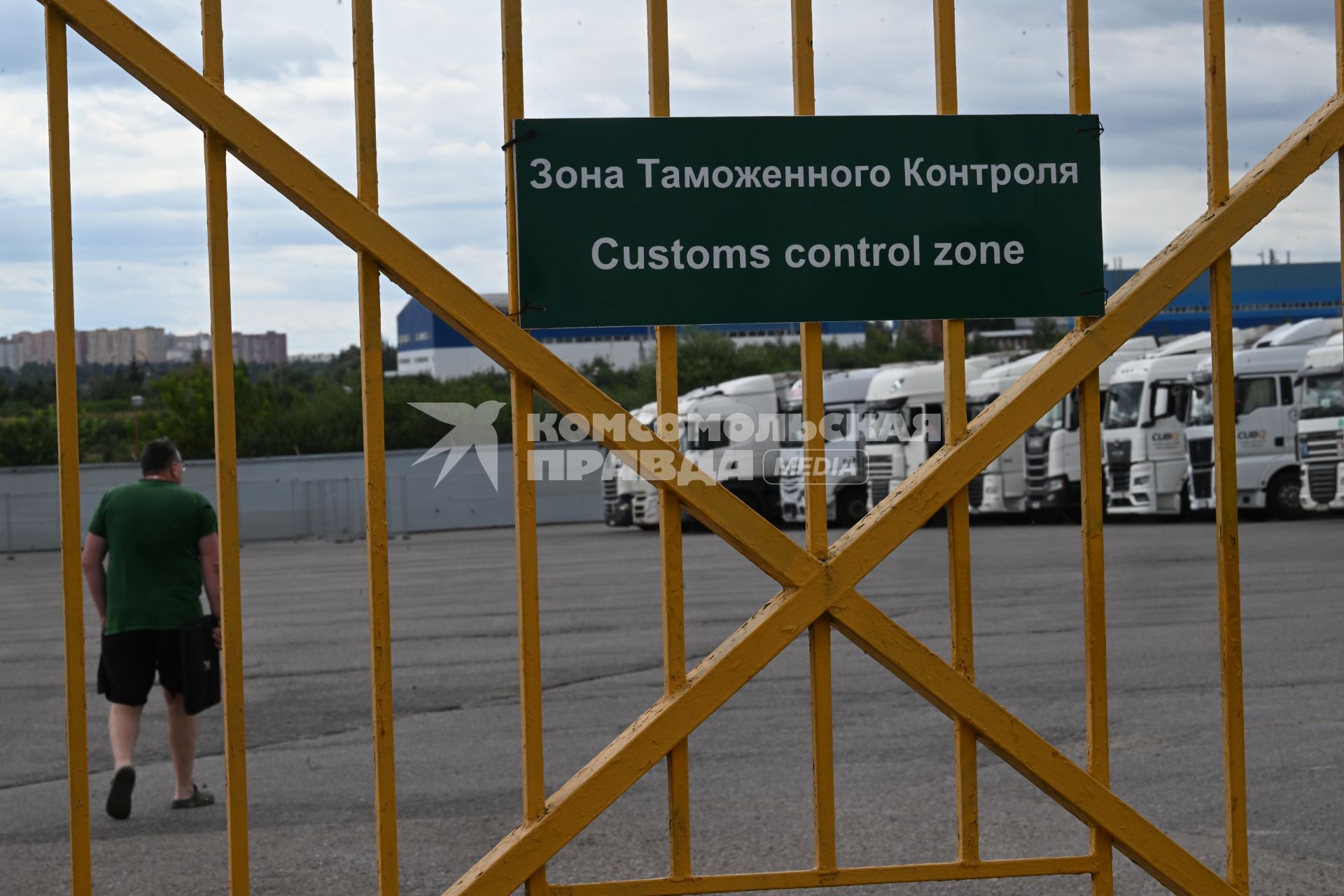 Досмотр цветочной продукции в зоне таможенного контроля в Химках