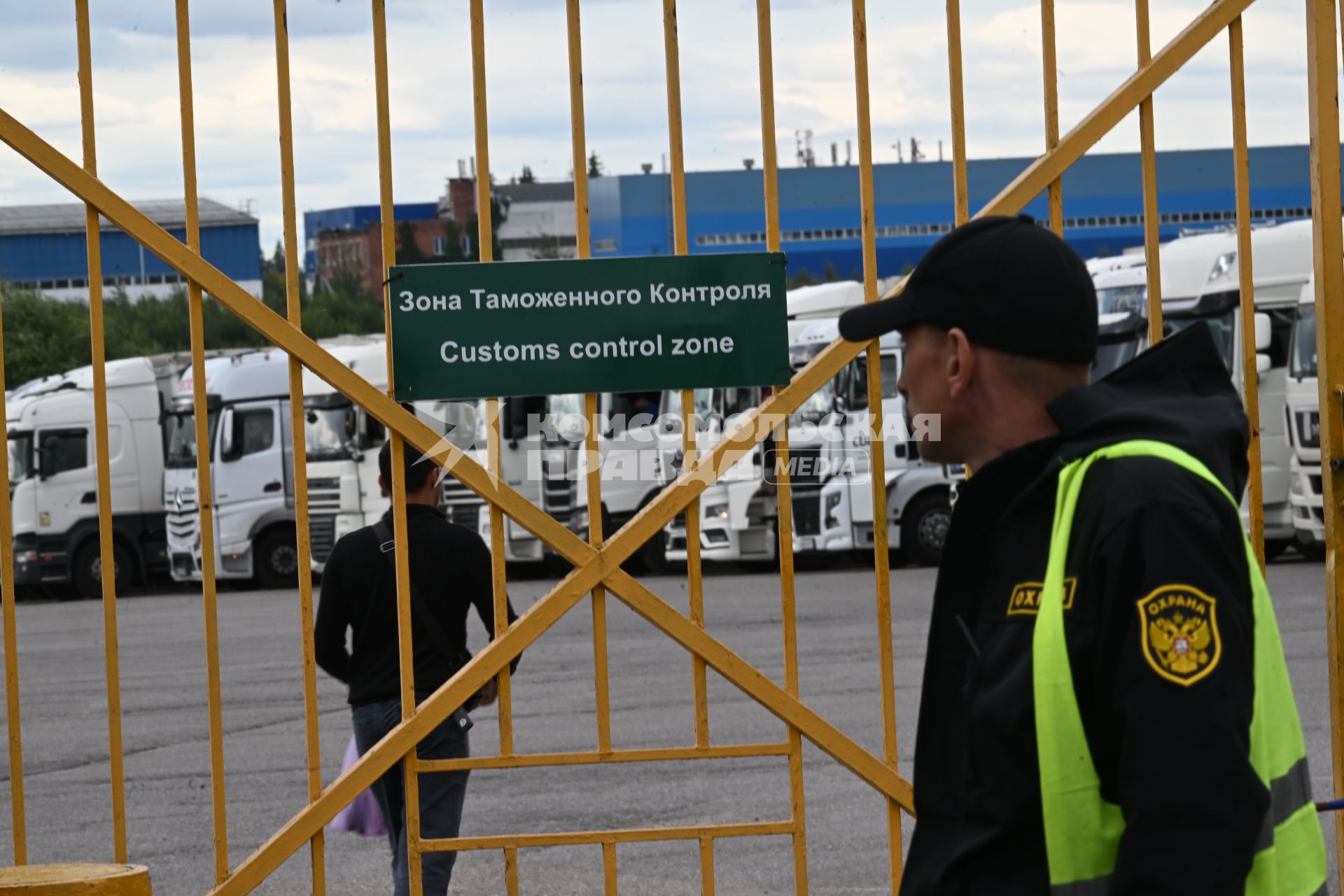 Досмотр цветочной продукции в зоне таможенного контроля в Химках