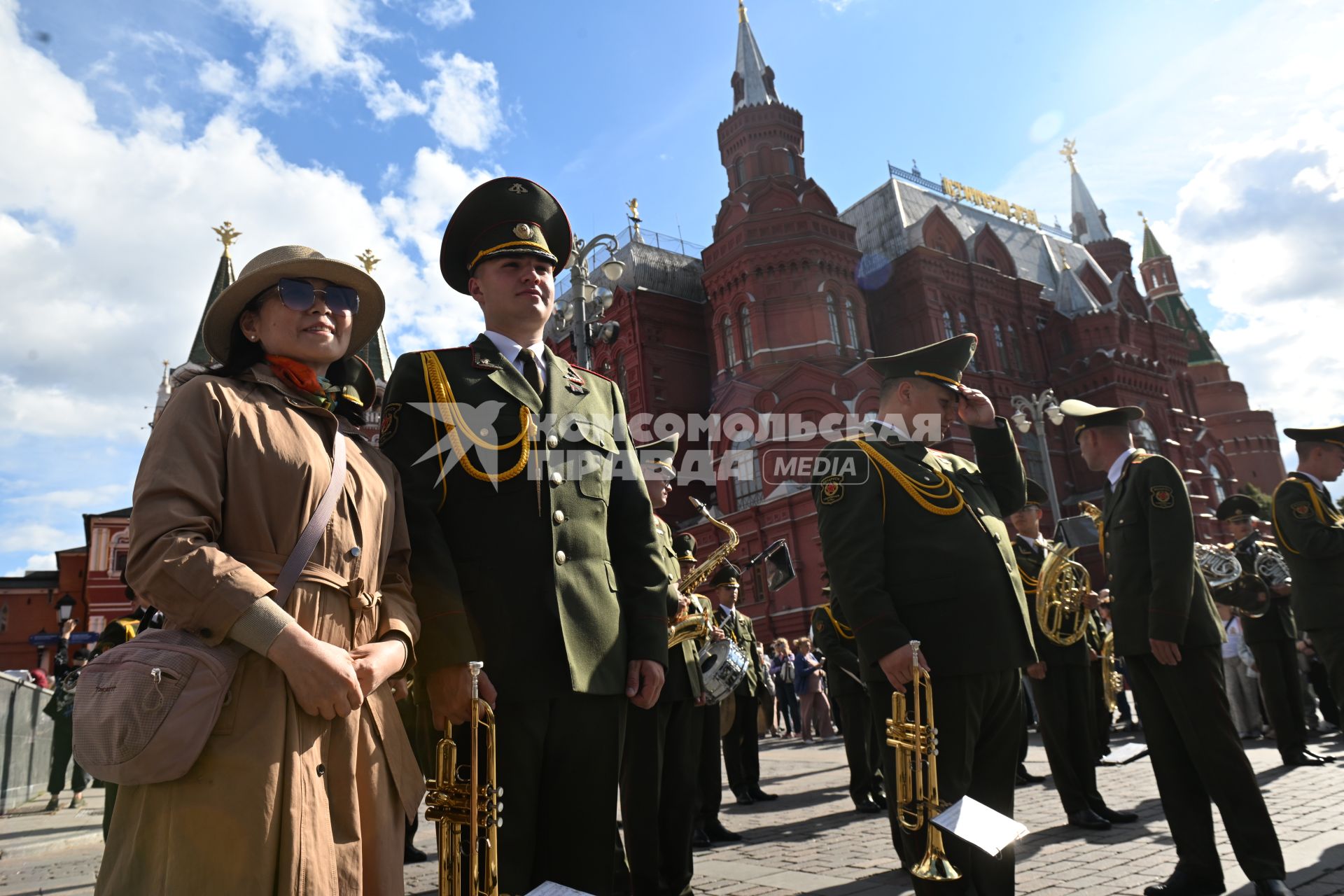Оркестр почетного караула Минской военной комендатуры выступает на Манежной площади