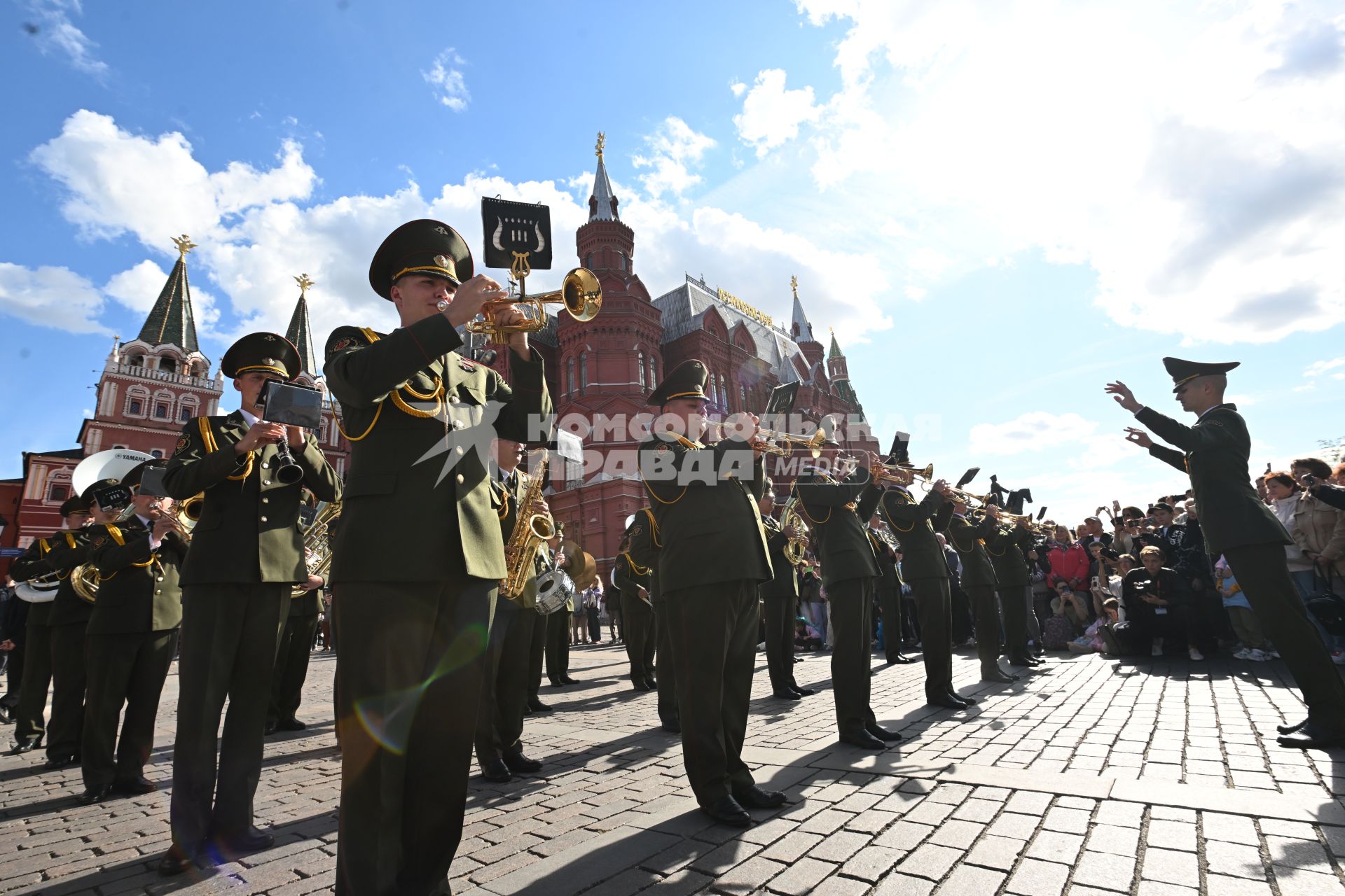 Оркестр почетного караула Минской военной комендатуры выступает на Манежной площади