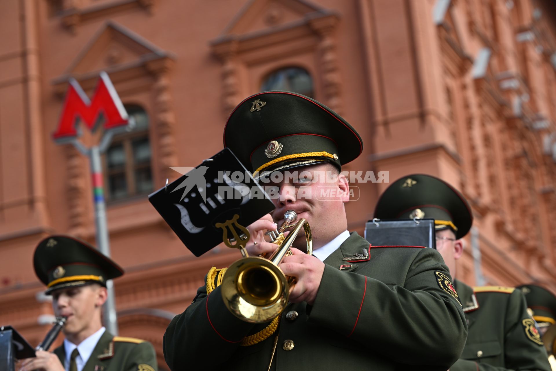 Оркестр почетного караула Минской военной комендатуры выступает на Манежной площади