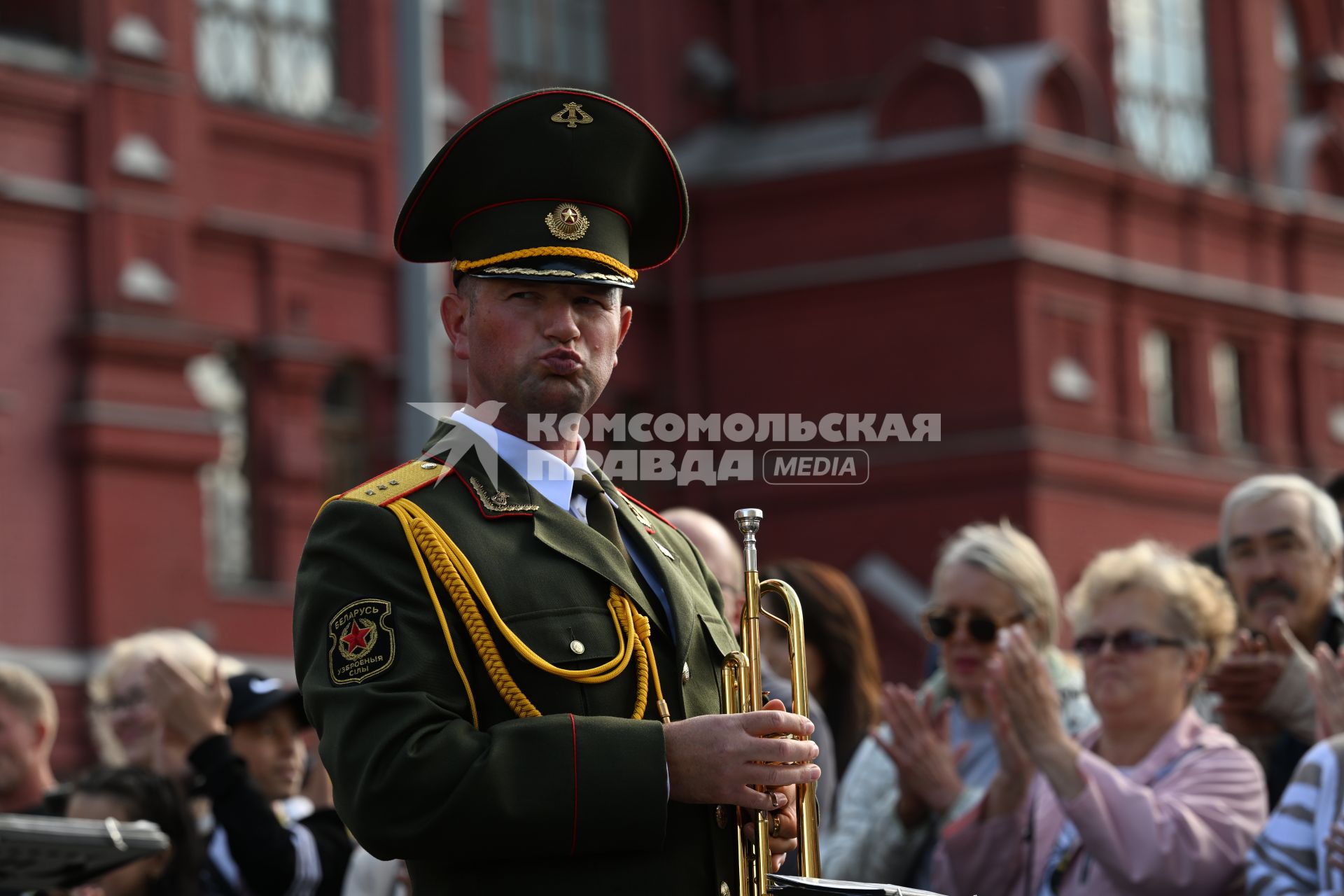 Оркестр почетного караула Минской военной комендатуры выступает на Манежной площади
