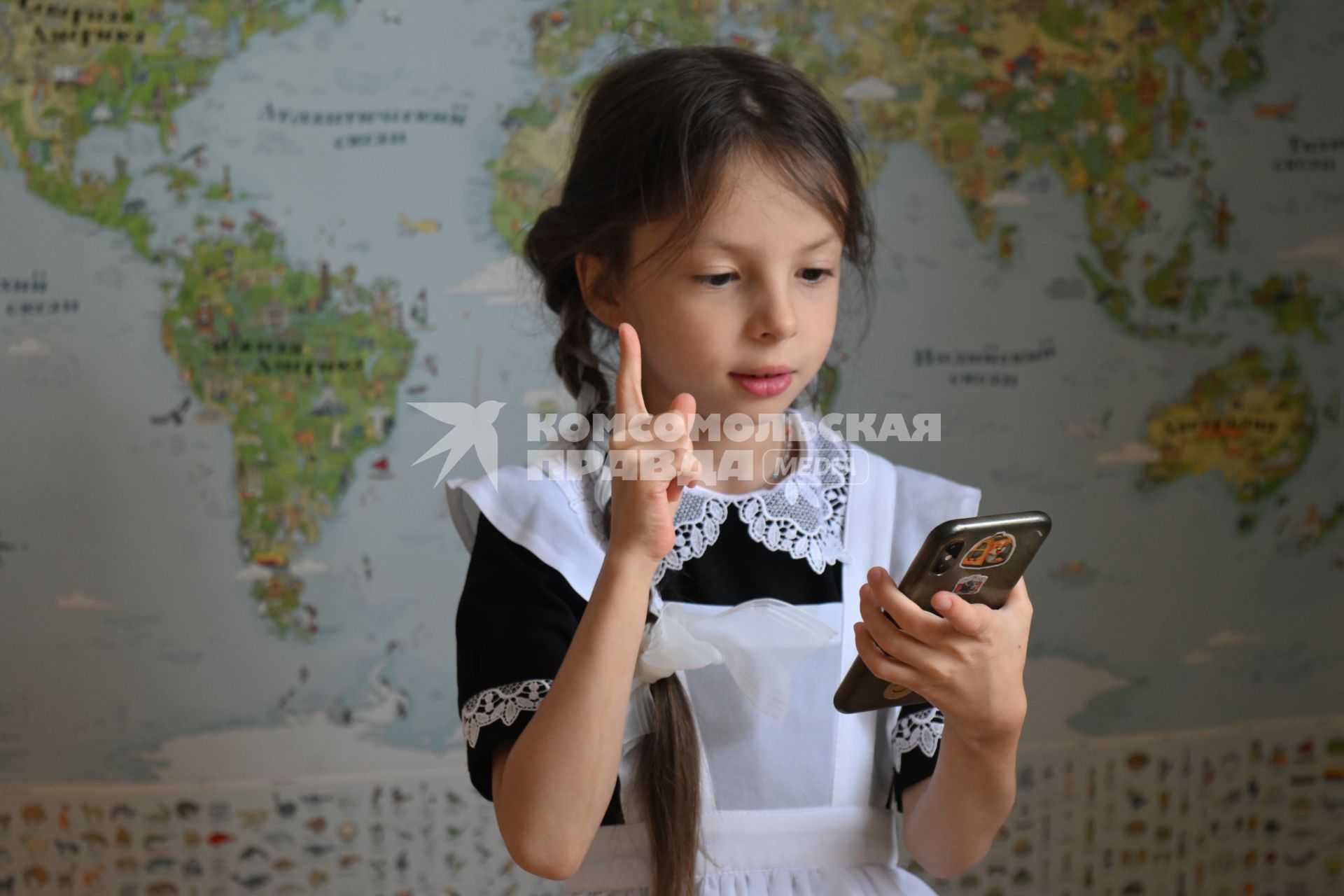 Первоклассница готовится к 1 сентября