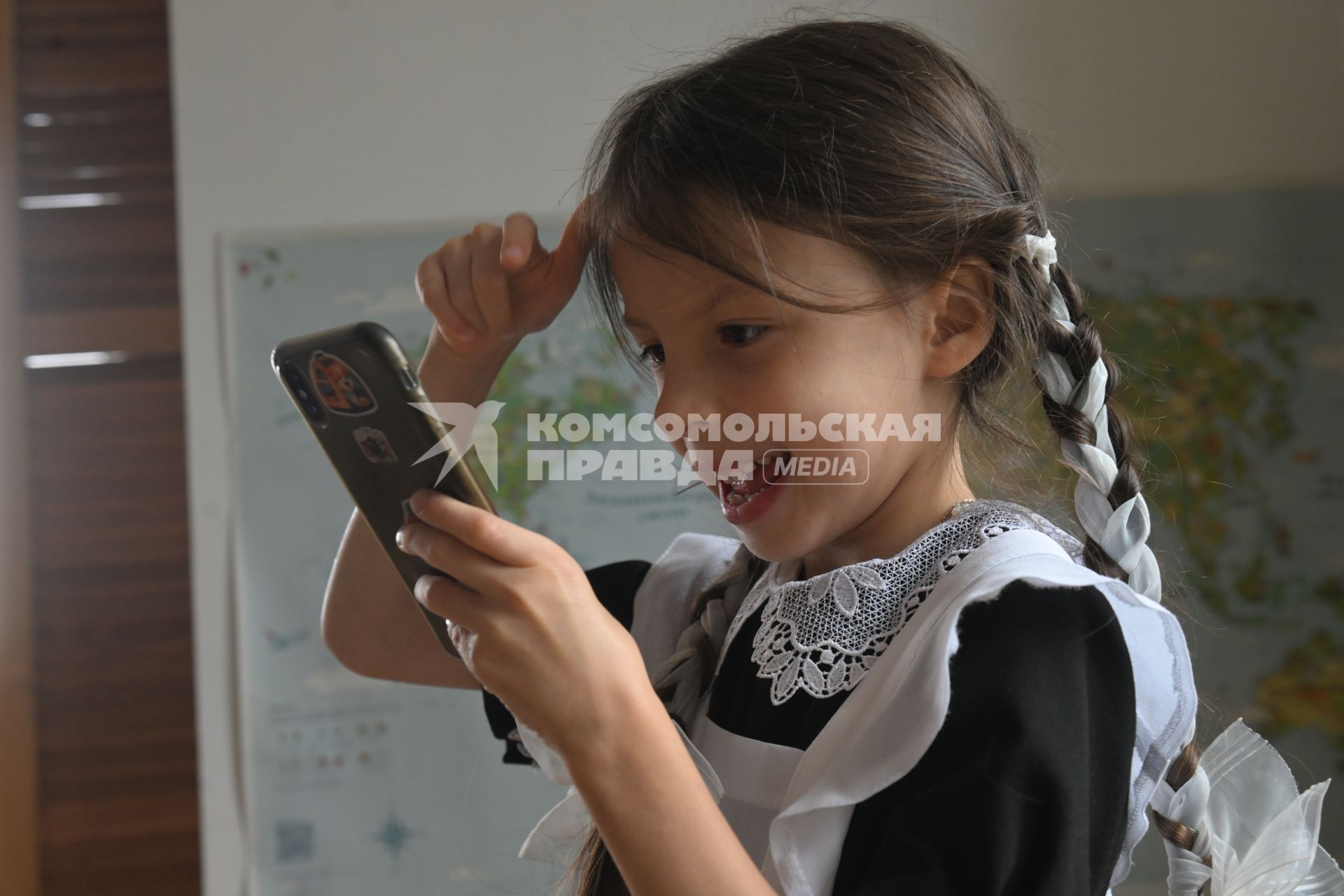 Первоклассница готовится к 1 сентября