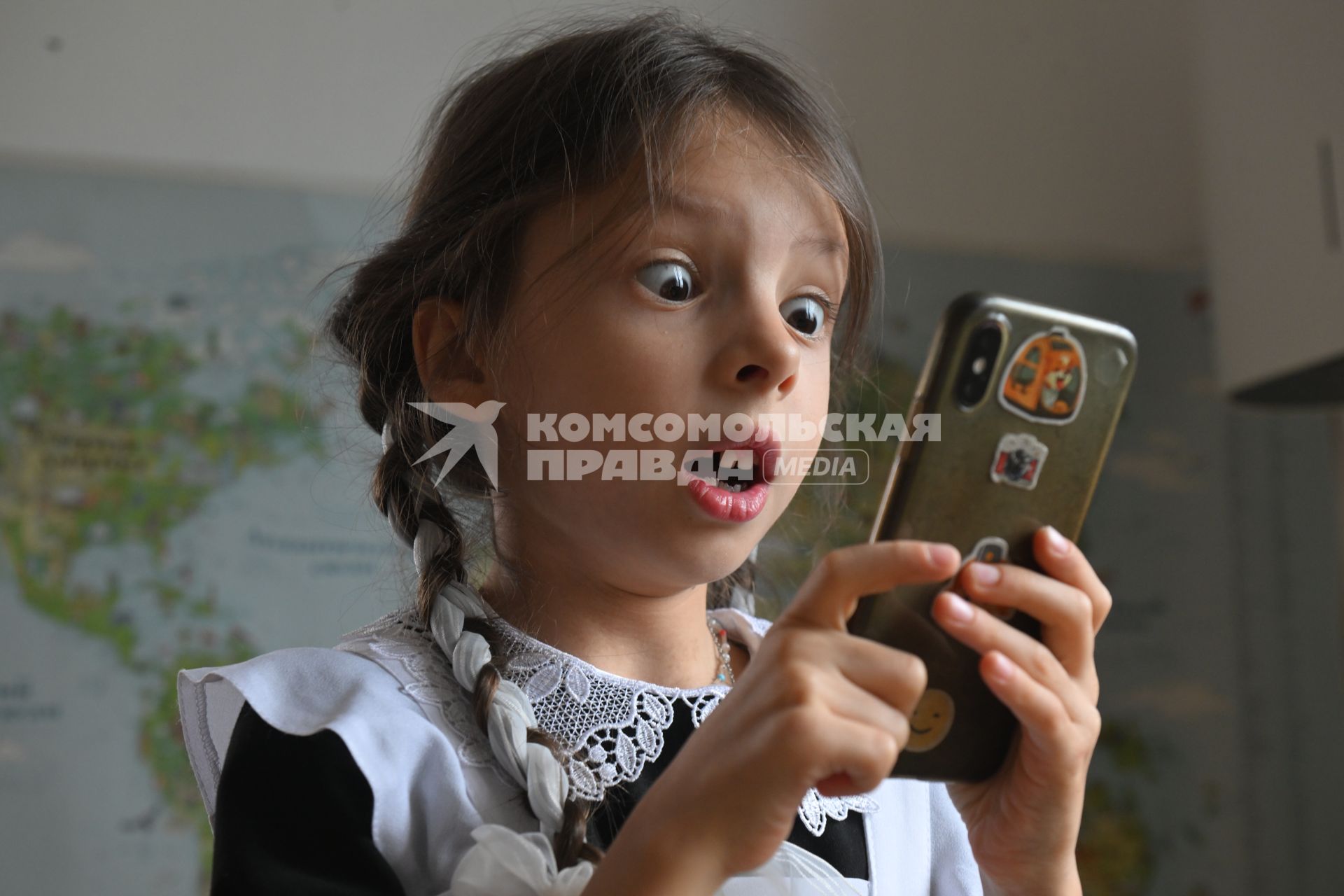 Первоклассница готовится к 1 сентября