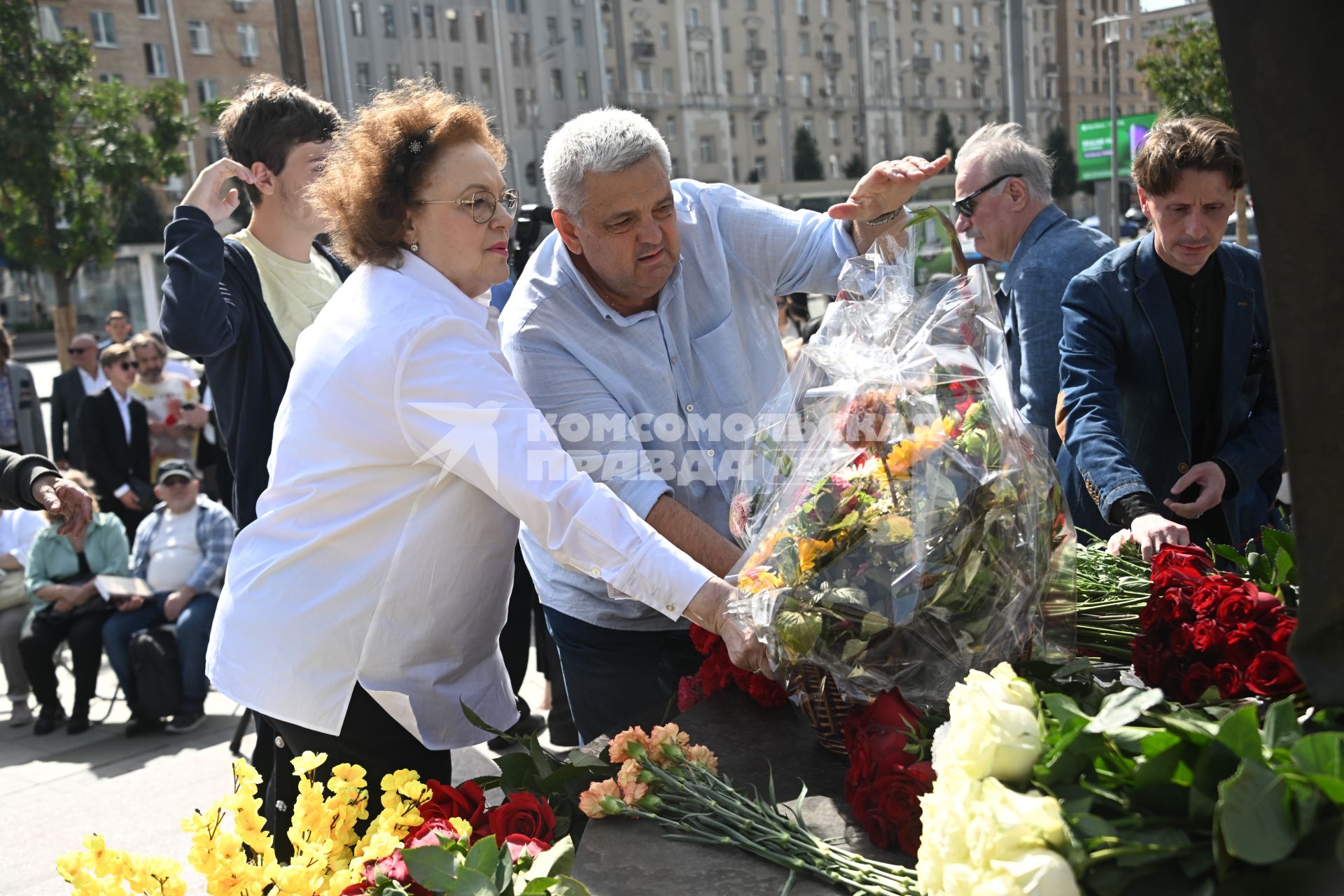 В день памяти Иосифа Кобзона родные и друзья собрались у памятника певцу