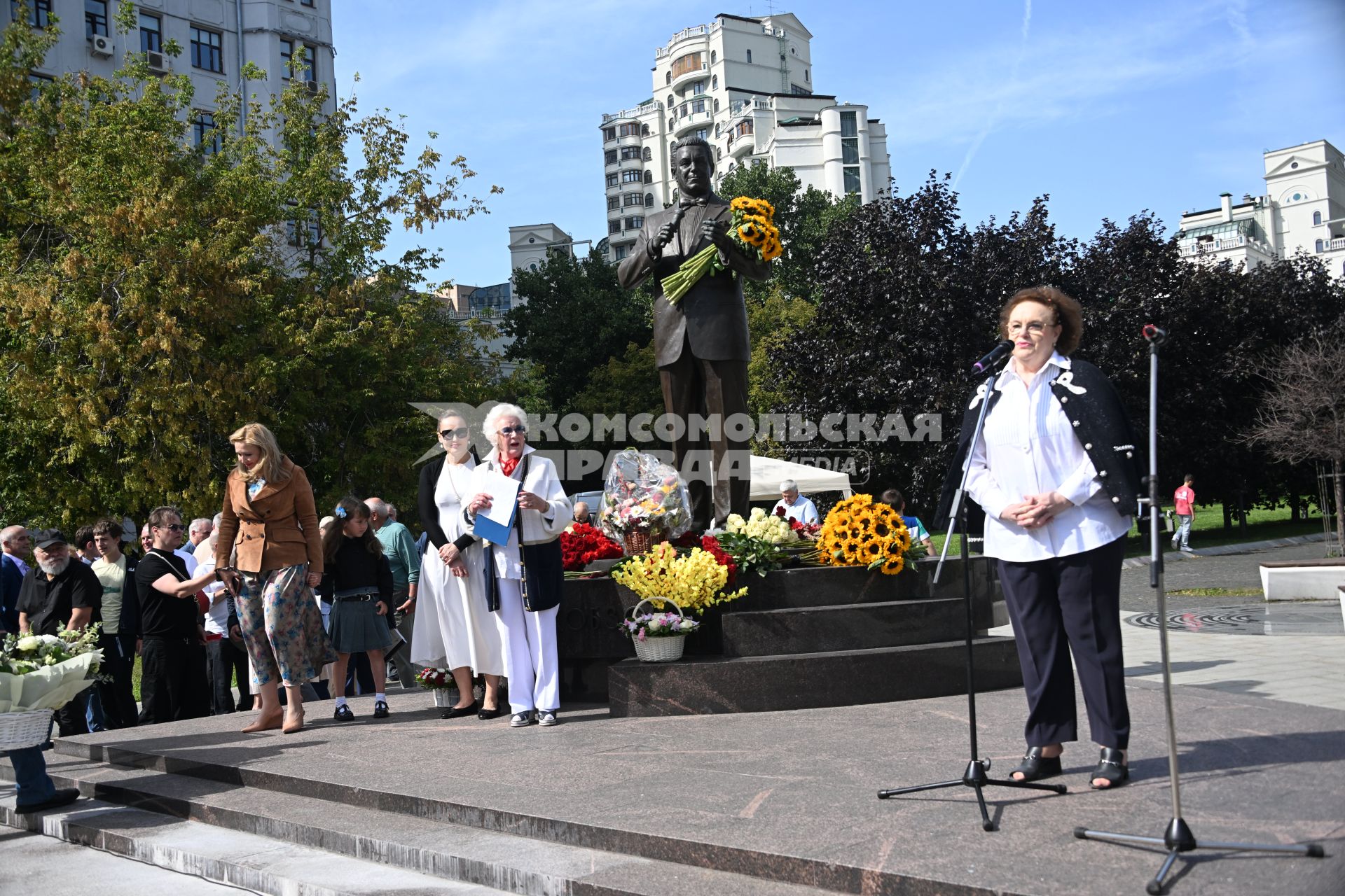 В день памяти Иосифа Кобзона родные и друзья собрались у памятника певцу