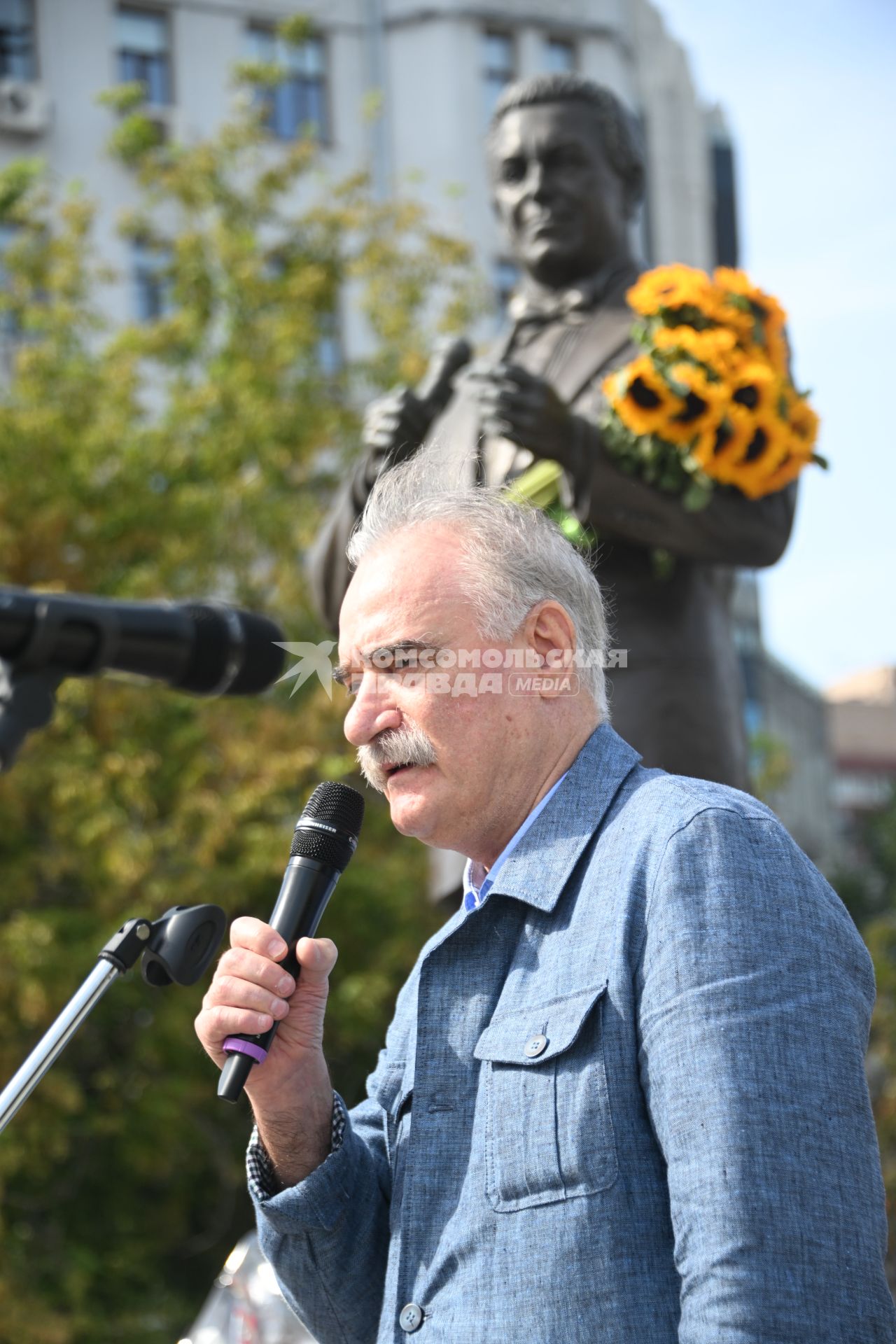 В день памяти Иосифа Кобзона родные и друзья собрались у памятника певцу