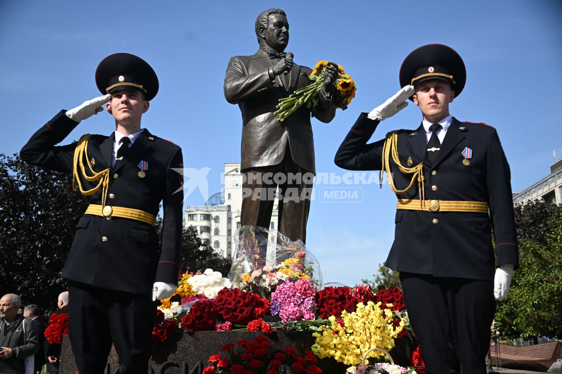 В день памяти Иосифа Кобзона родные и друзья собрались у памятника певцу