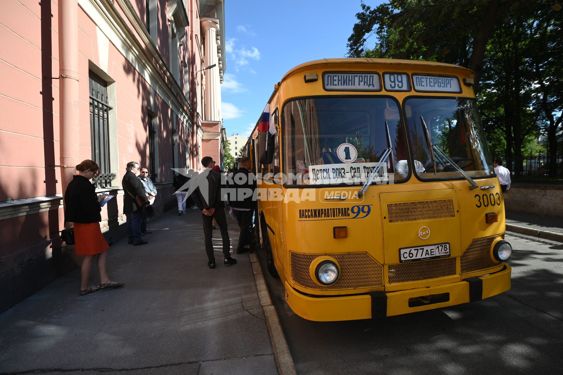 Ретроавтопробег автобусов Ленинградский рейс\" в Санкт-Петербурге