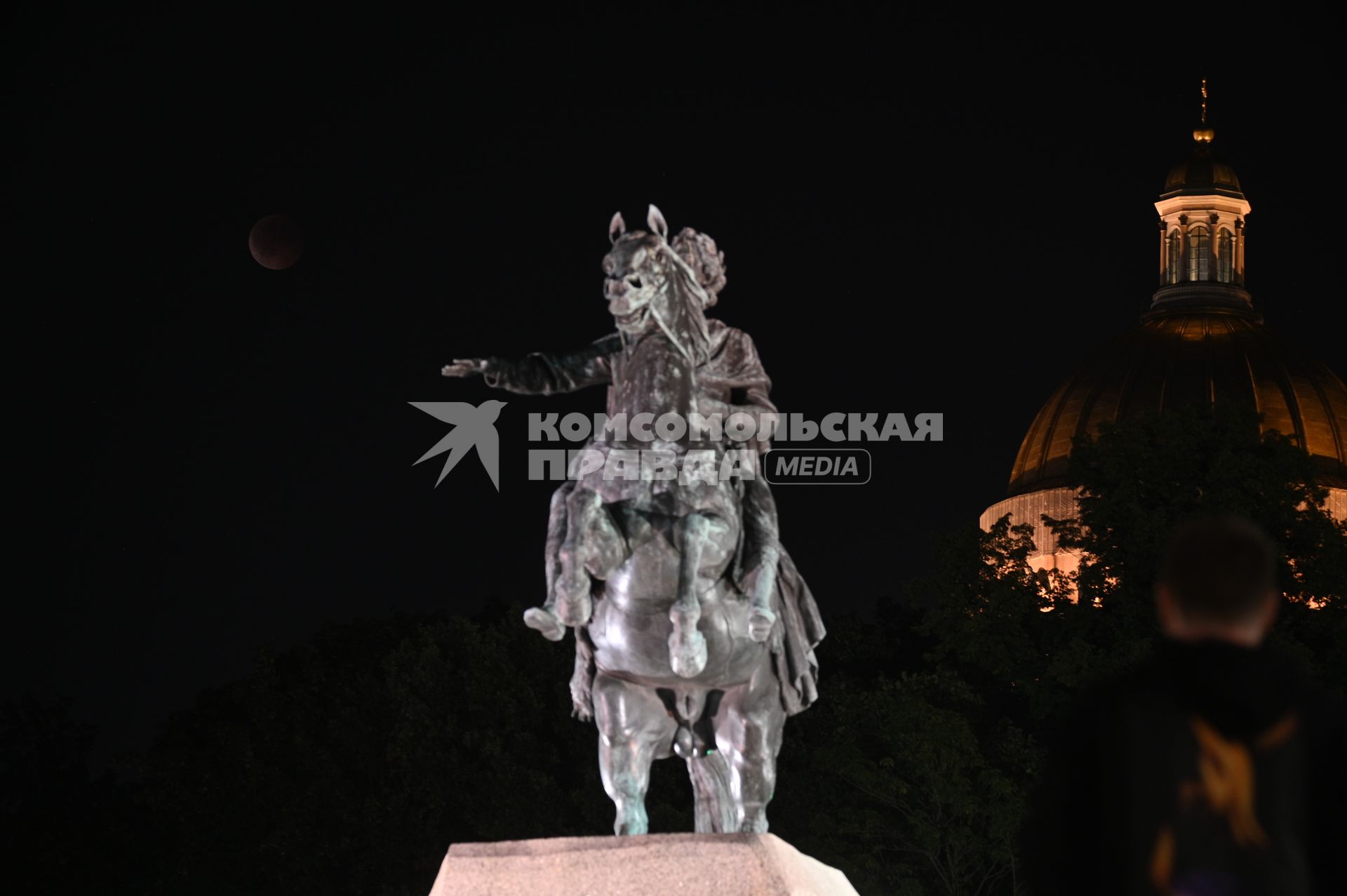 Полное лунное затмение в Санкт-Петербурге