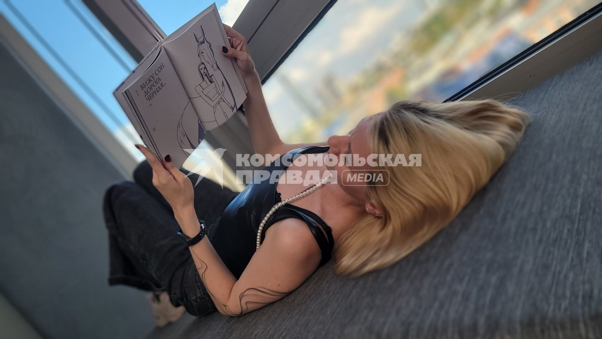 Девушка читает сборник Есенин навсегда\"