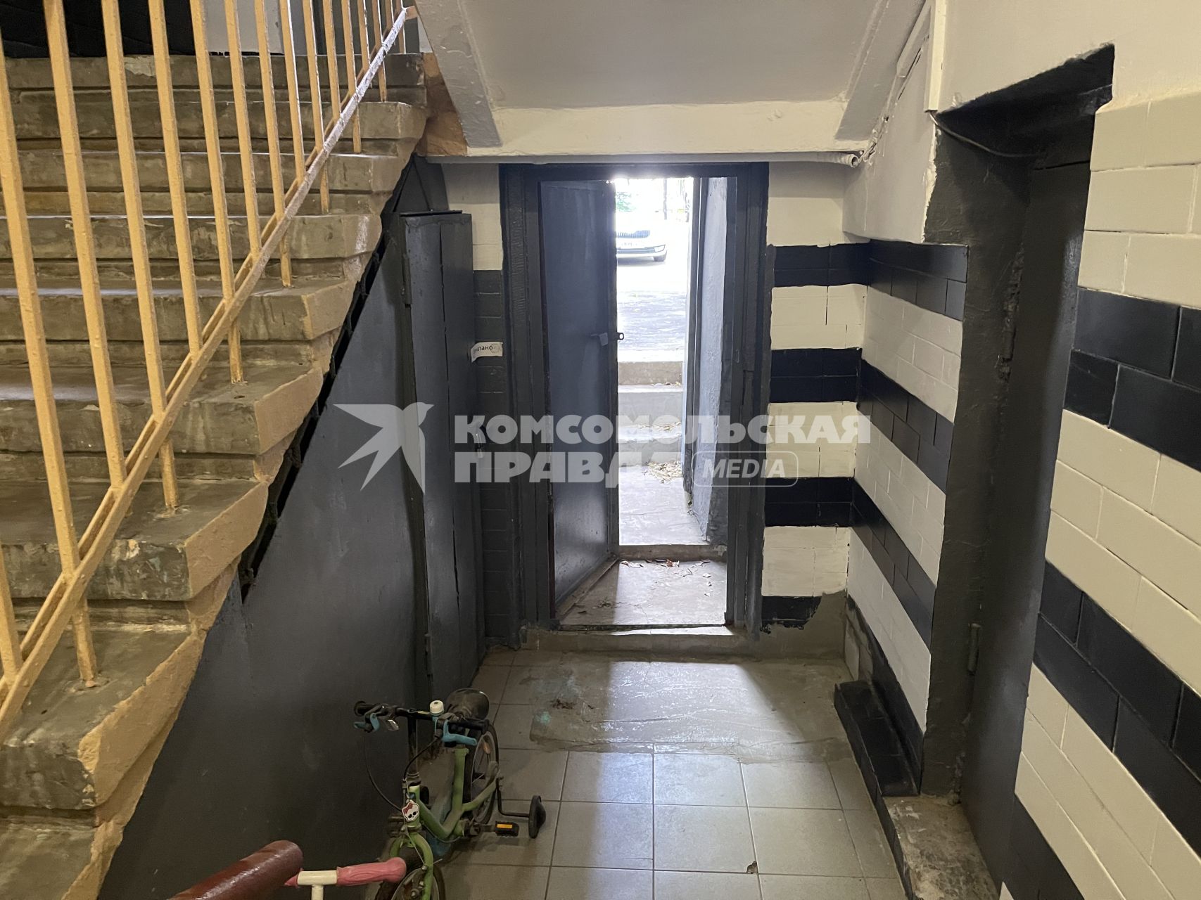 Москвич купил подъезд многоэтажки и закрыл его от своих соседей
