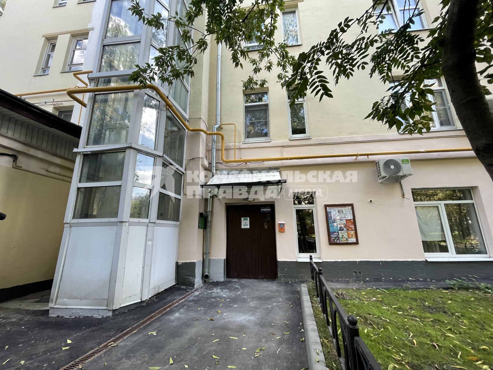 Москвич купил подъезд многоэтажки и закрыл его от своих соседей