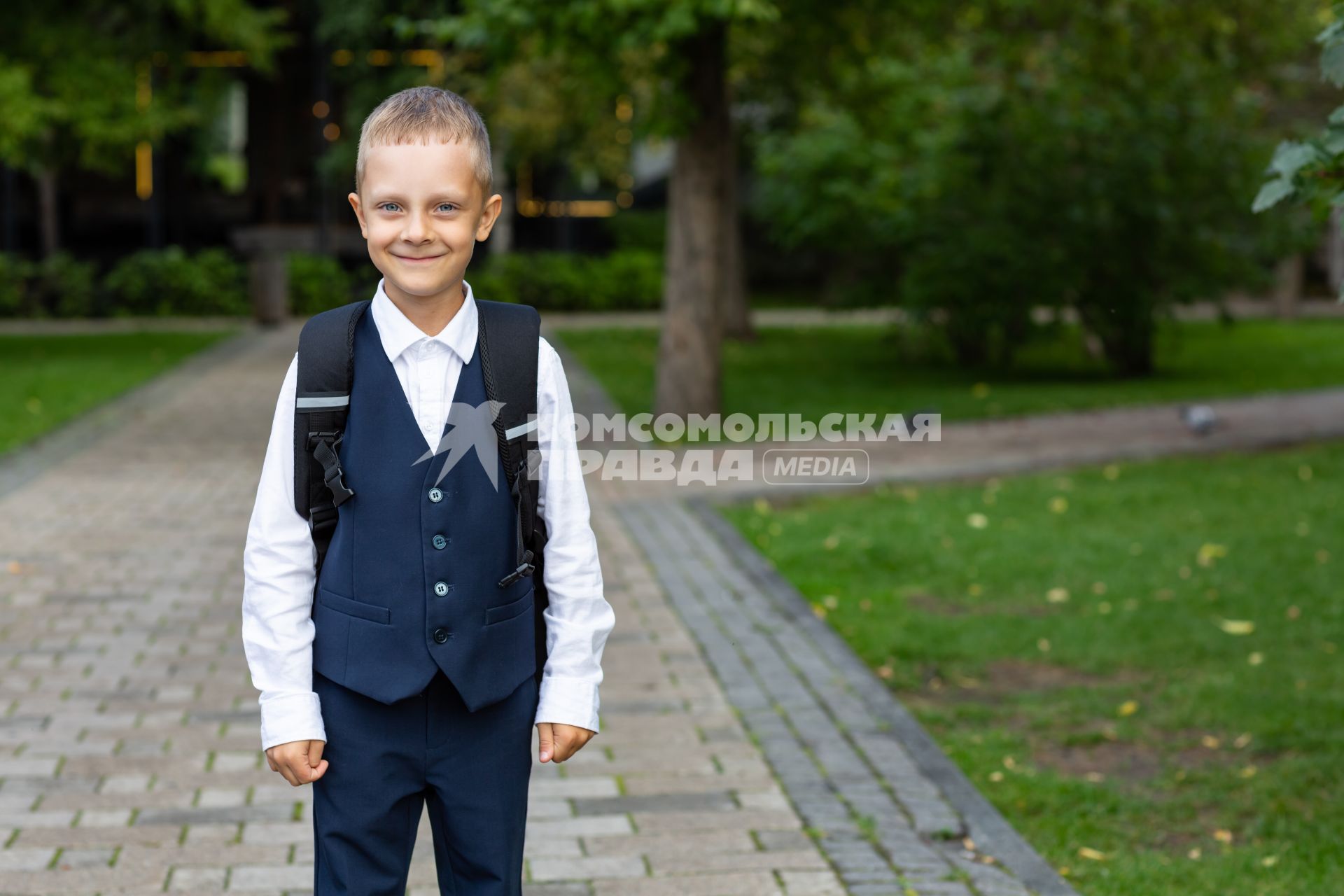 Первоклассник идёт в школу