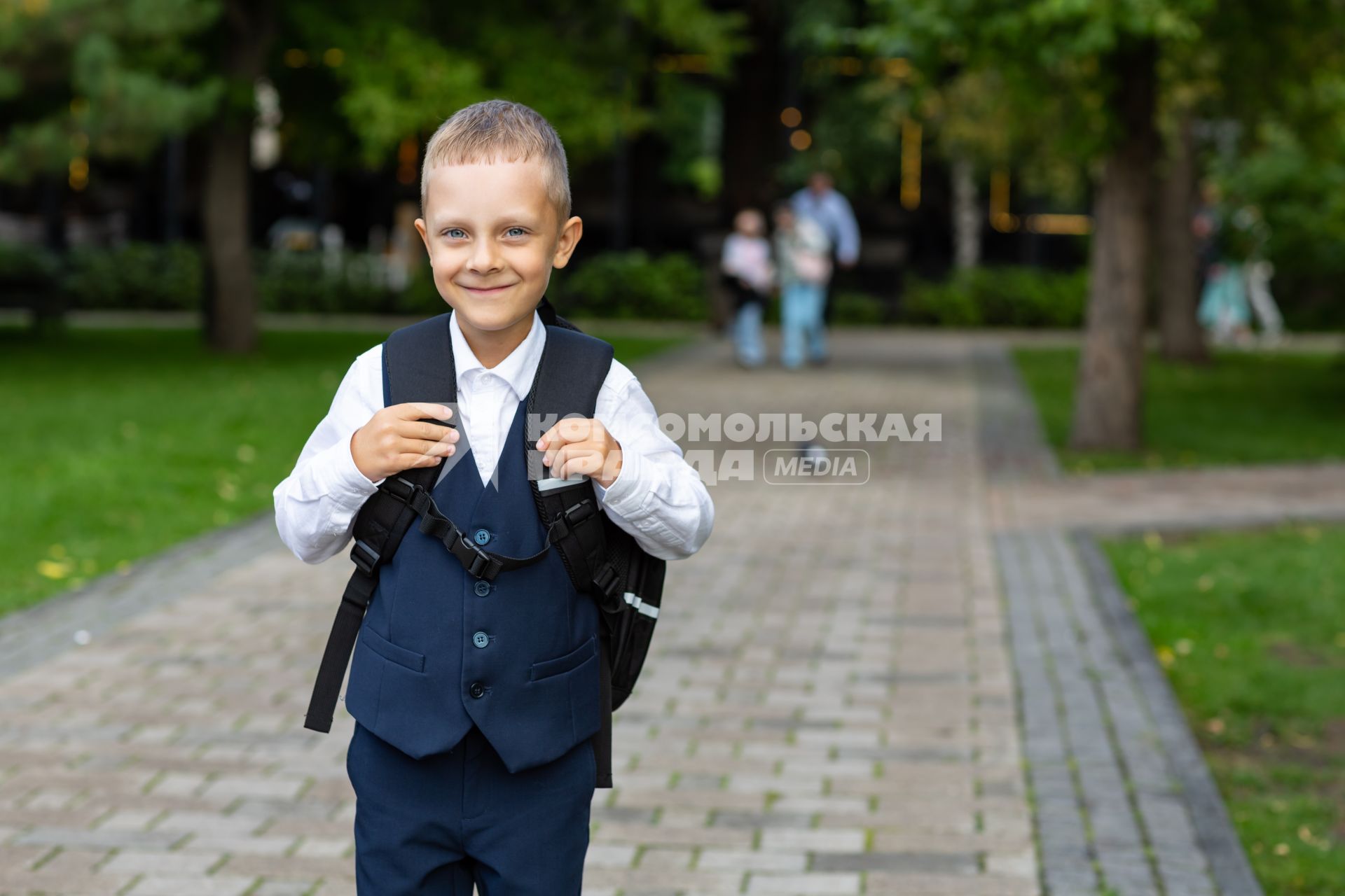 Первоклассник идёт в школу