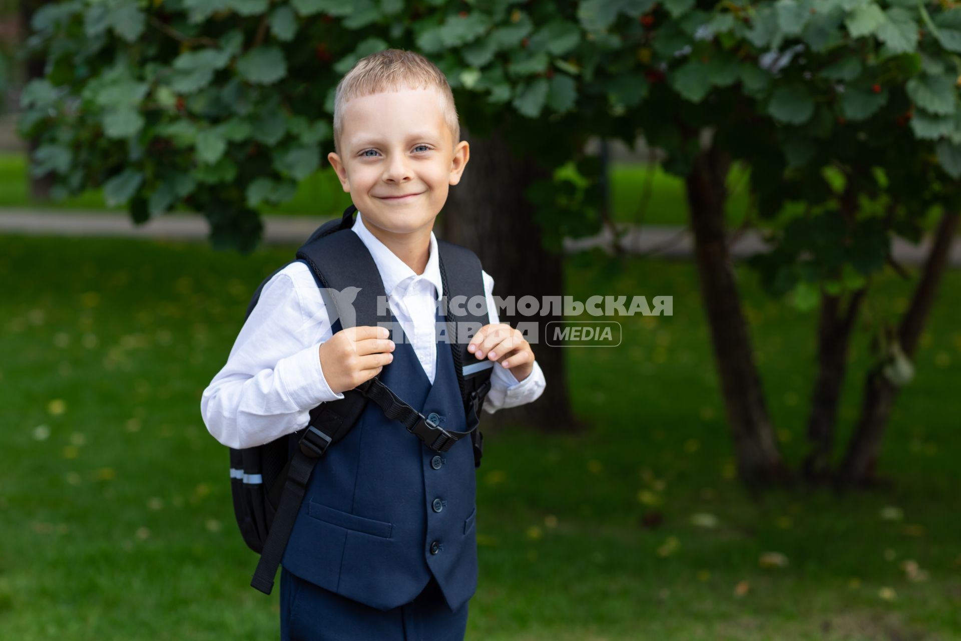 Первоклассник идёт в школу